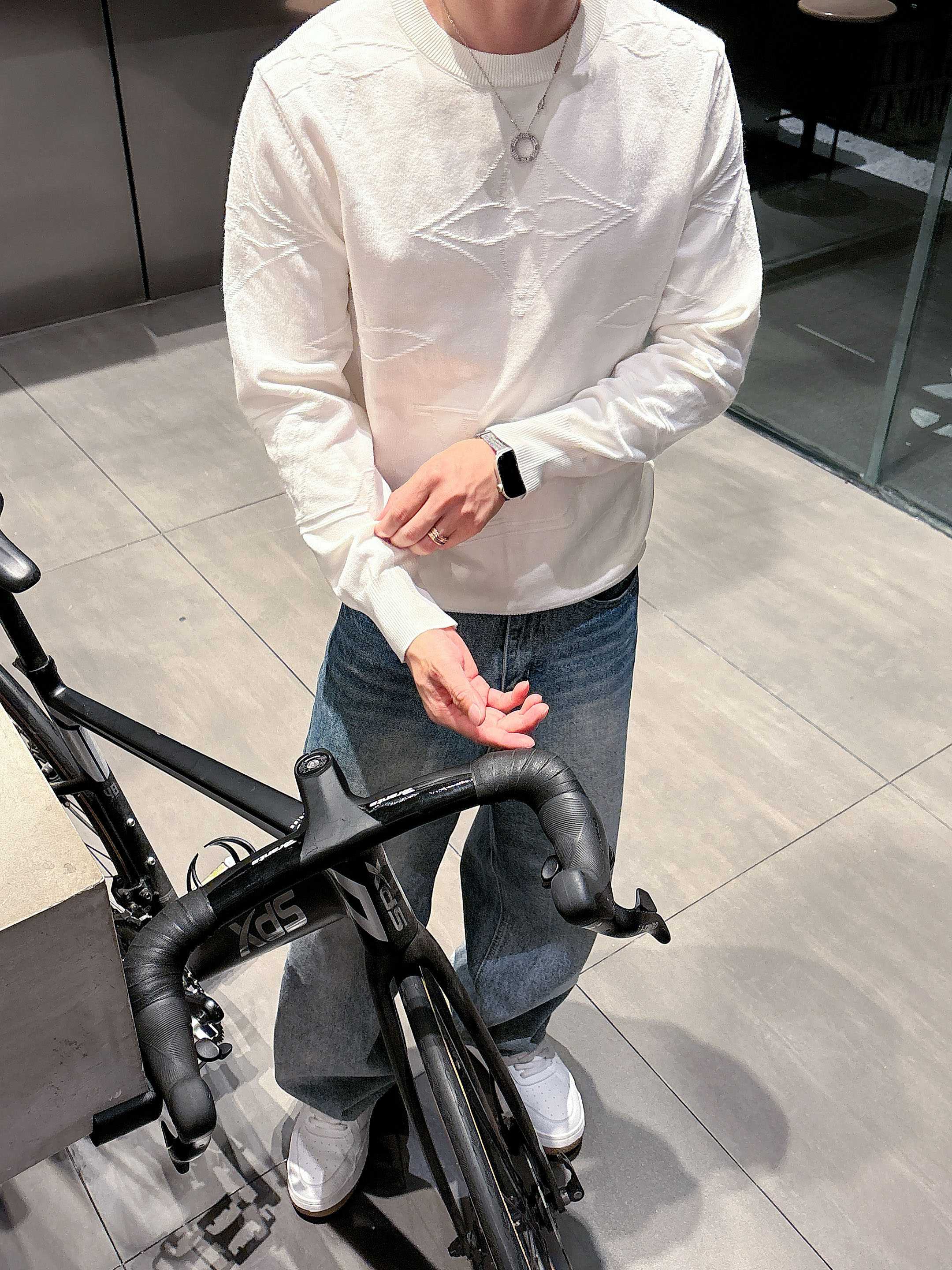 · LV 2025官网秋冬季最新款圆领毛衣，专柜同步在售爆款！特供羊毛混纺面料.手感舒适.可直接接触皮肤