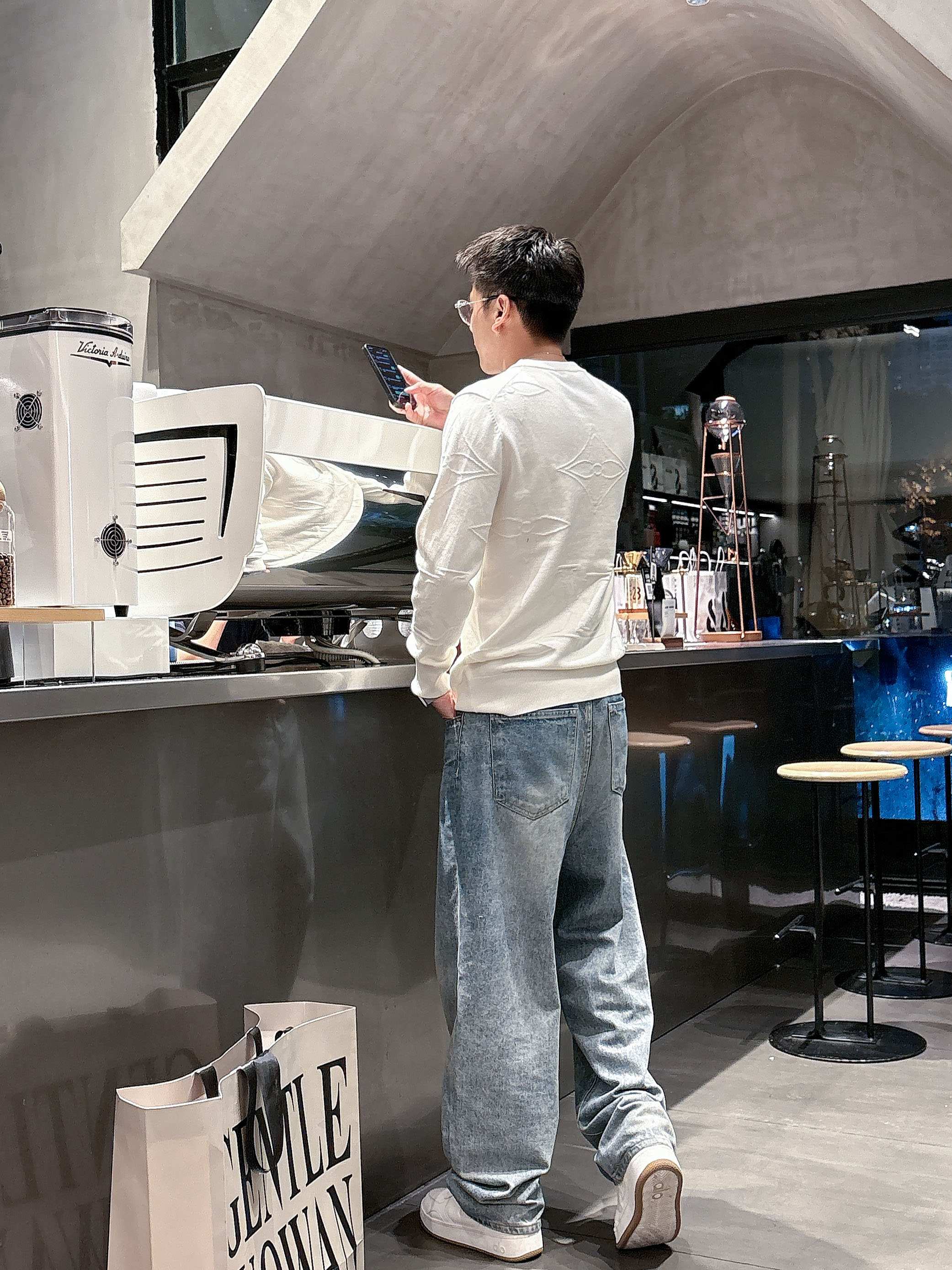 · LV 2025官网秋冬季最新款圆领毛衣，专柜同步在售爆款！特供羊毛混纺面料.手感舒适.可直接接触皮肤