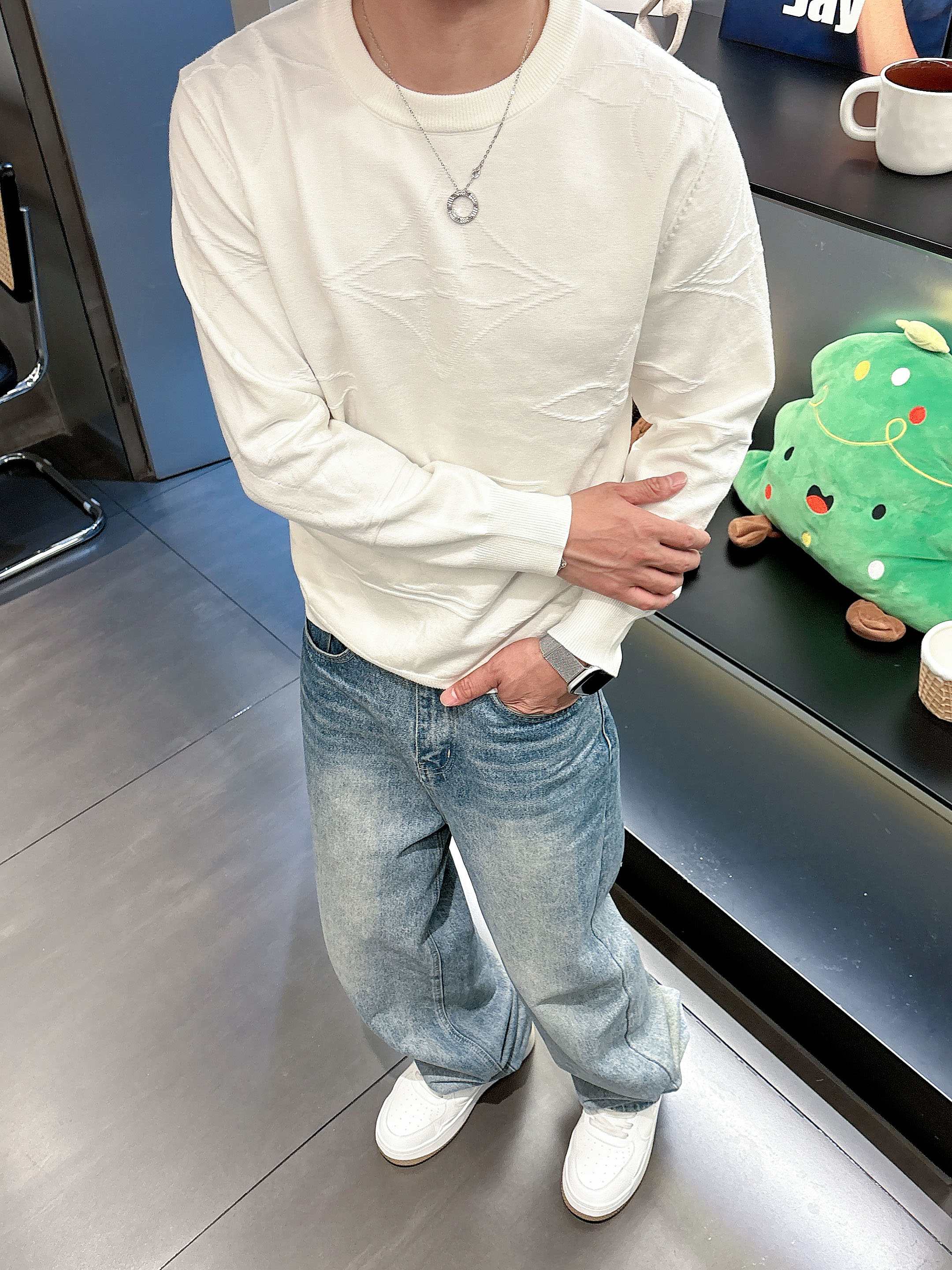 · LV 2025官网秋冬季最新款圆领毛衣，专柜同步在售爆款！特供羊毛混纺面料.手感舒适.可直接接触皮肤