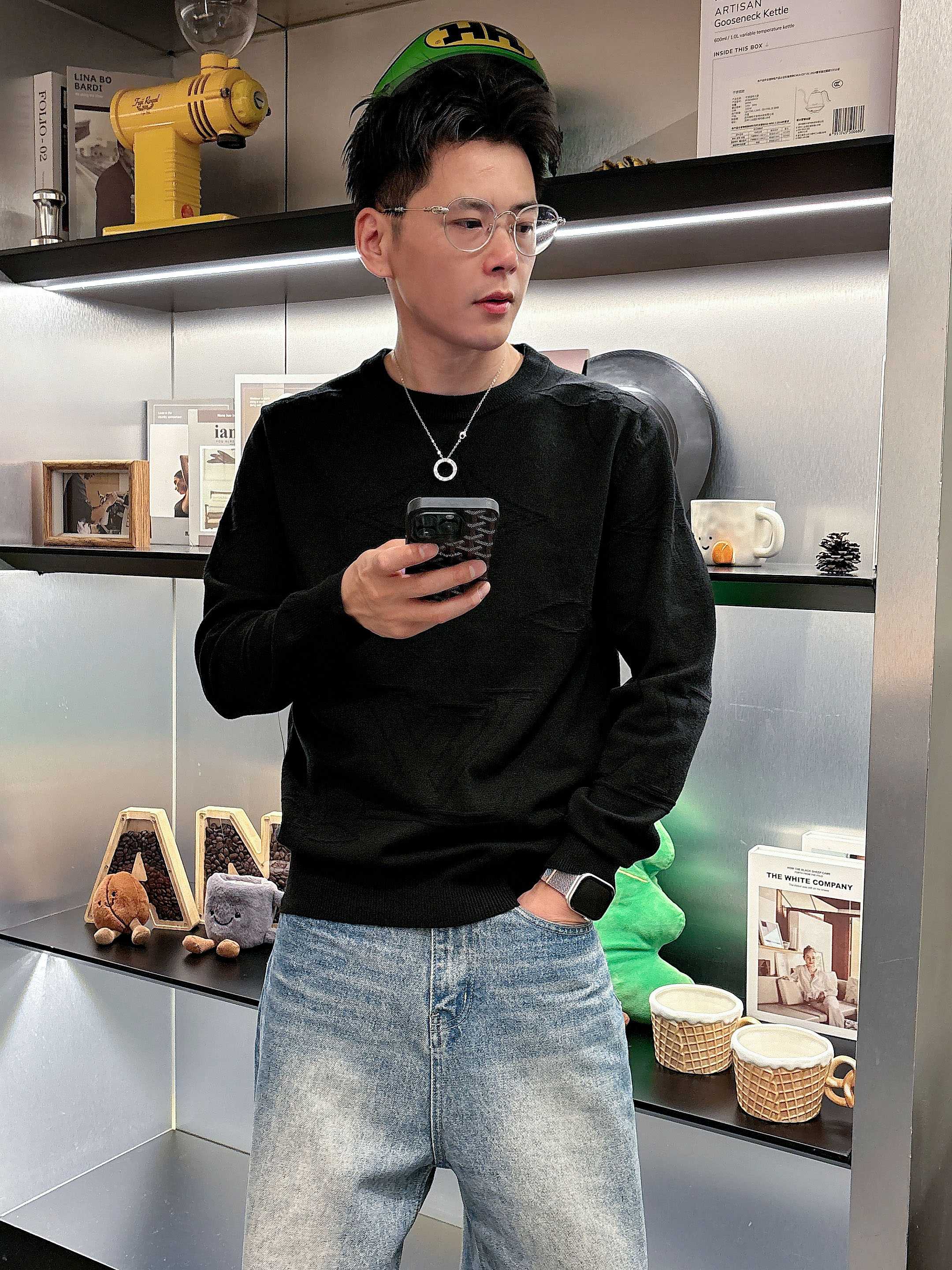 · LV 2025官网秋冬季最新款圆领毛衣，专柜同步在售爆款！特供羊毛混纺面料.手感舒适.可直接接触皮肤