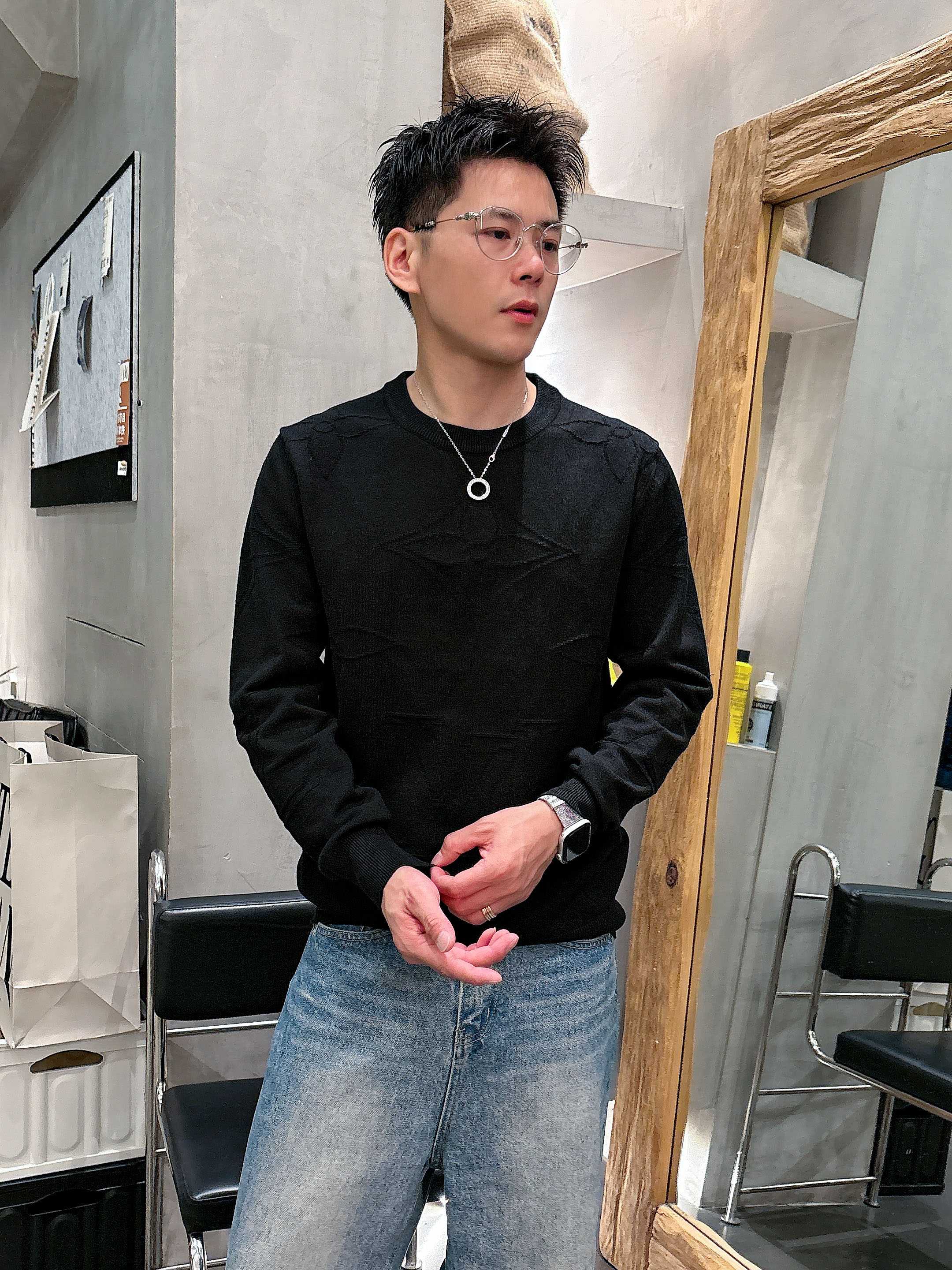 · LV 2025官网秋冬季最新款圆领毛衣，专柜同步在售爆款！特供羊毛混纺面料.手感舒适.可直接接触皮肤