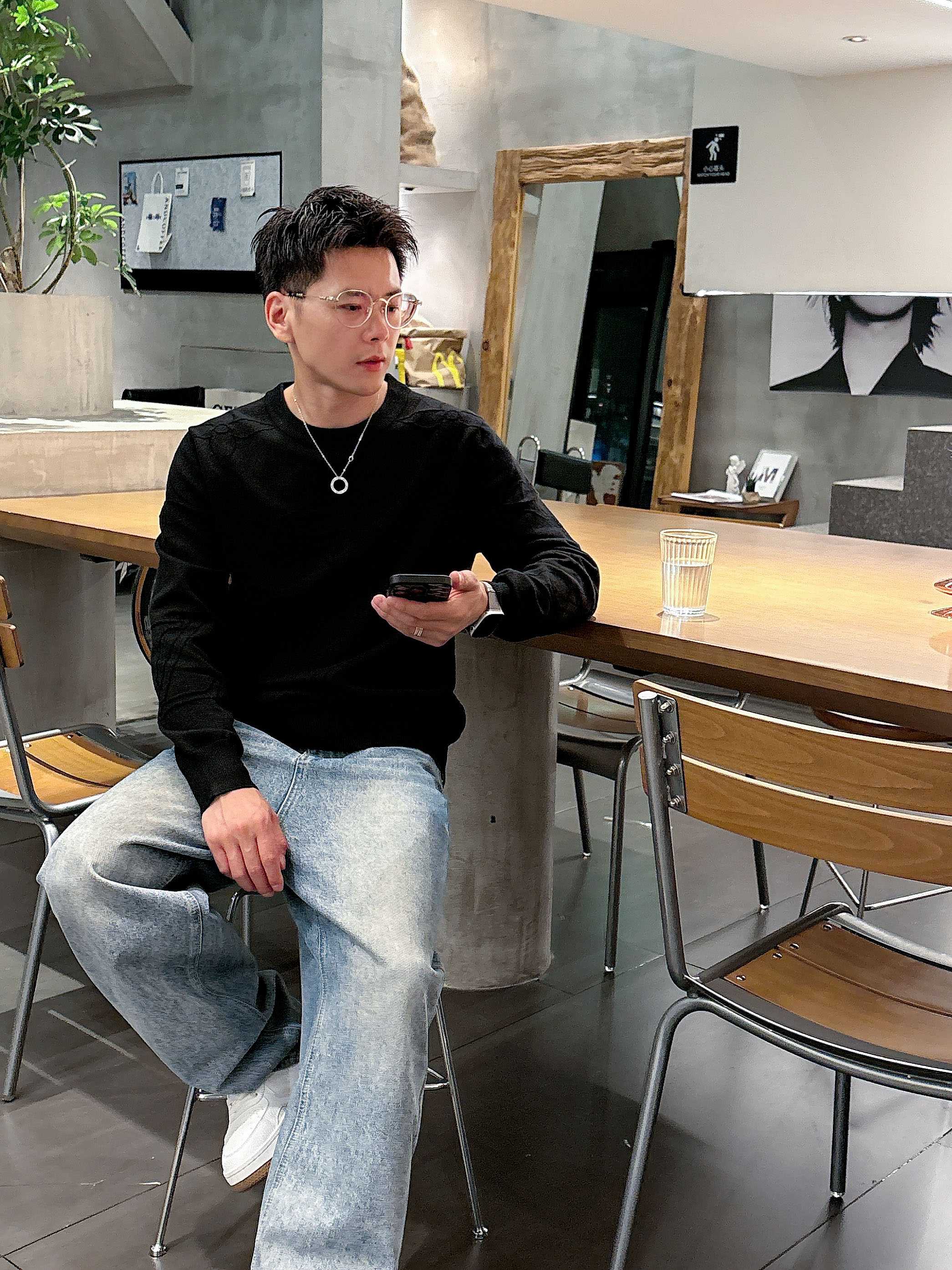 · LV 2025官网秋冬季最新款圆领毛衣，专柜同步在售爆款！特供羊毛混纺面料.手感舒适.可直接接触皮肤