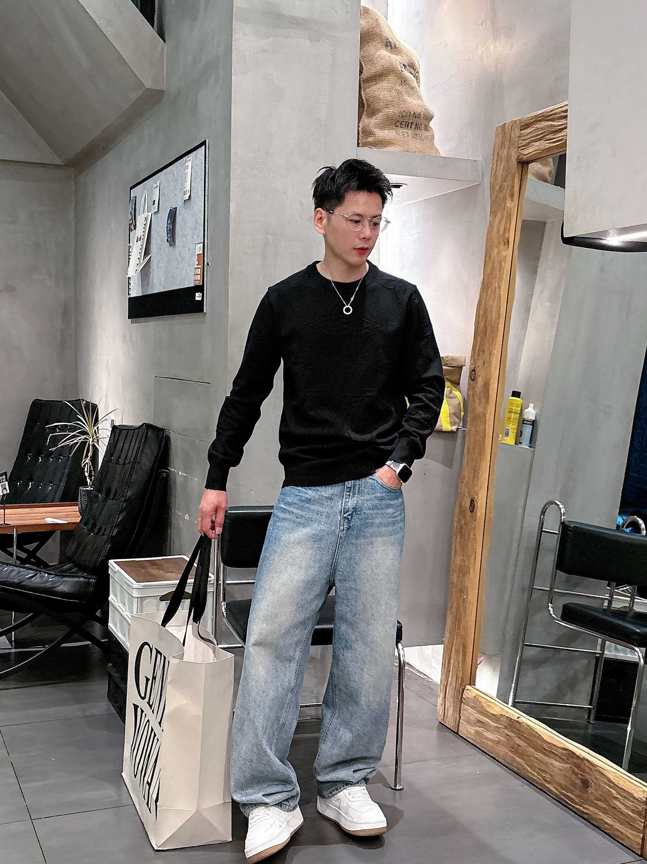 · LV 2025官网秋冬季最新款圆领毛衣，专柜同步在售爆款！特供羊毛混纺面料.手感舒适.可直接接触皮肤