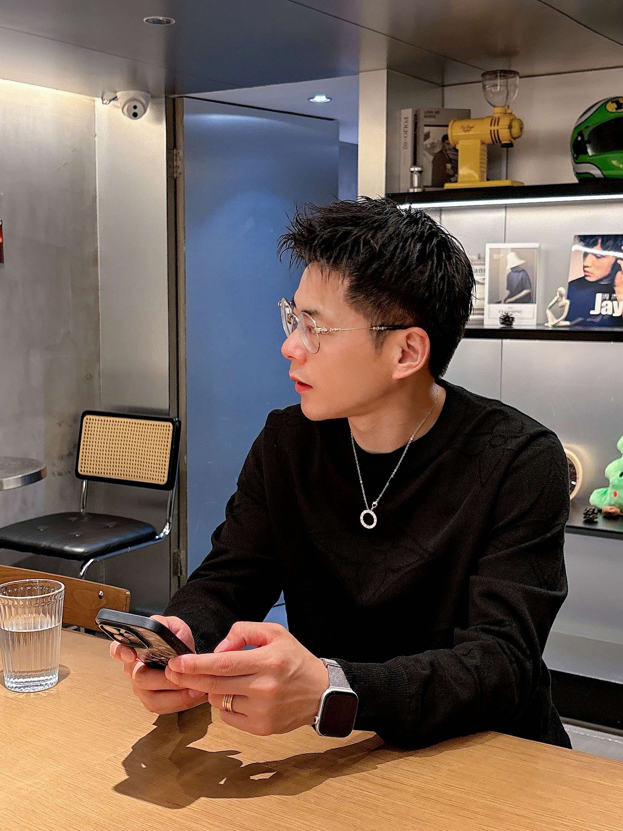 · LV 2025官网秋冬季最新款圆领毛衣，专柜同步在售爆款！特供羊毛混纺面料.手感舒适.可直接接触皮肤