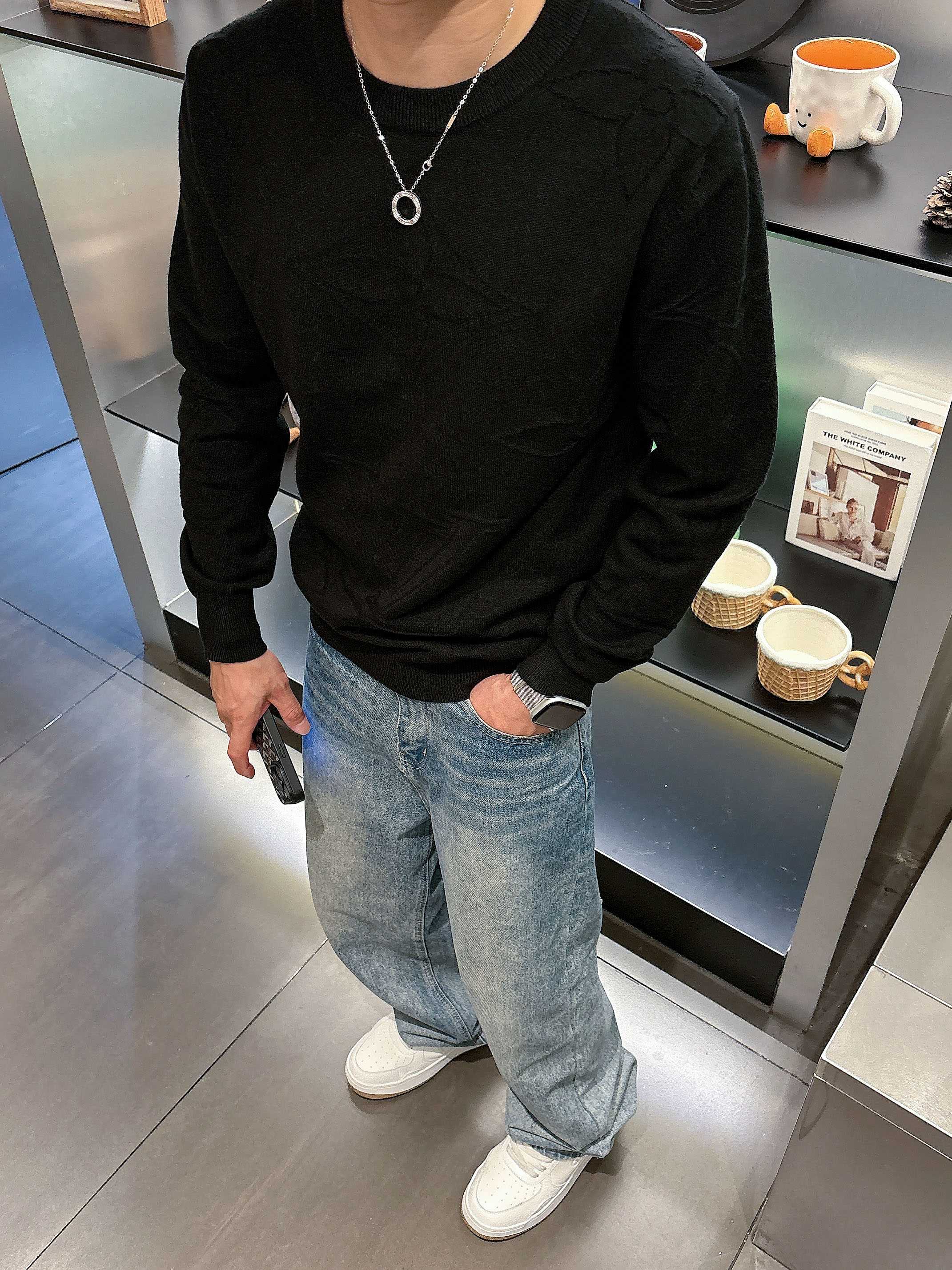 · LV 2025官网秋冬季最新款圆领毛衣，专柜同步在售爆款！特供羊毛混纺面料.手感舒适.可直接接触皮肤