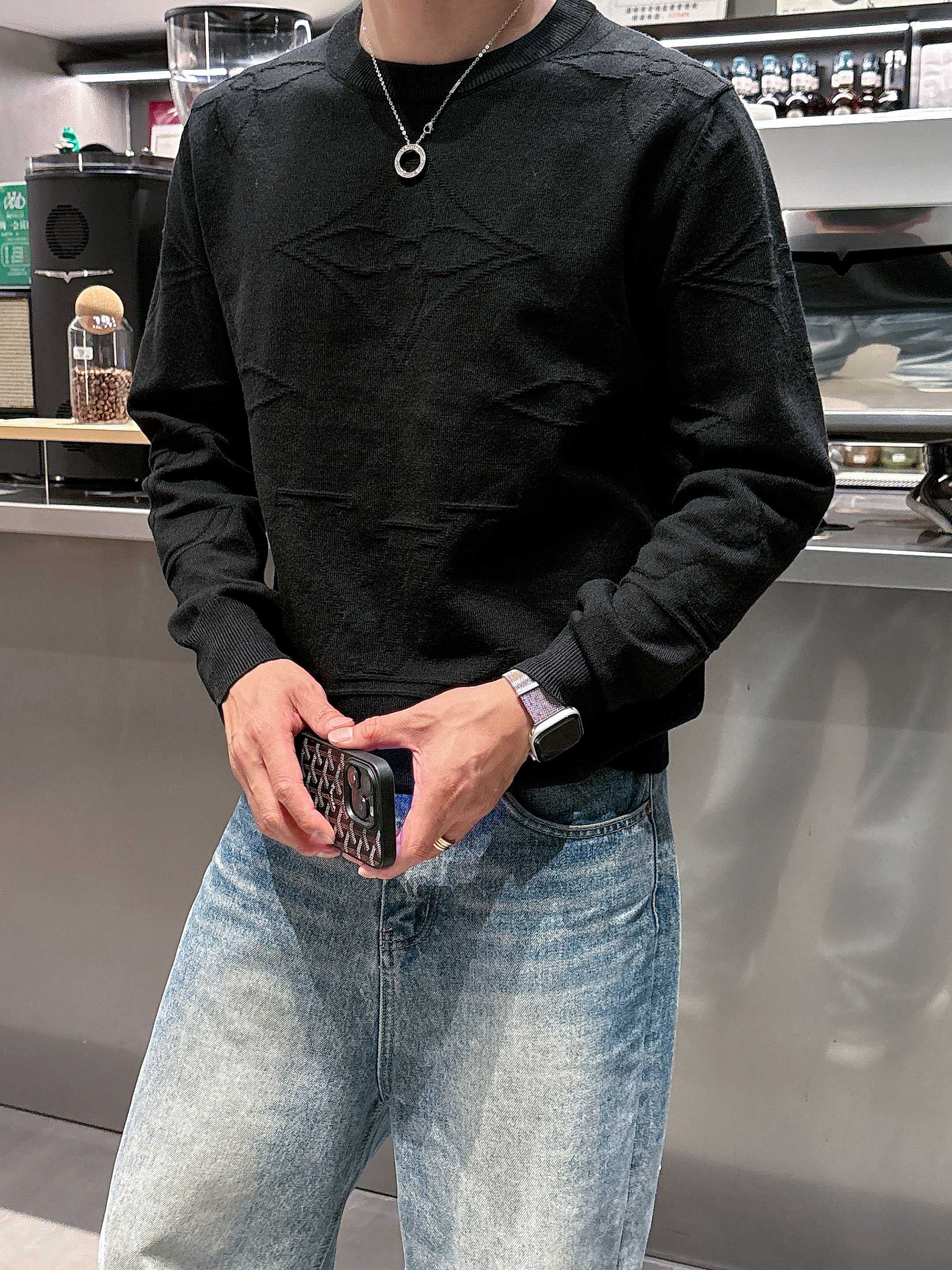 · LV 2025官网秋冬季最新款圆领毛衣，专柜同步在售爆款！特供羊毛混纺面料.手感舒适.可直接接触皮肤