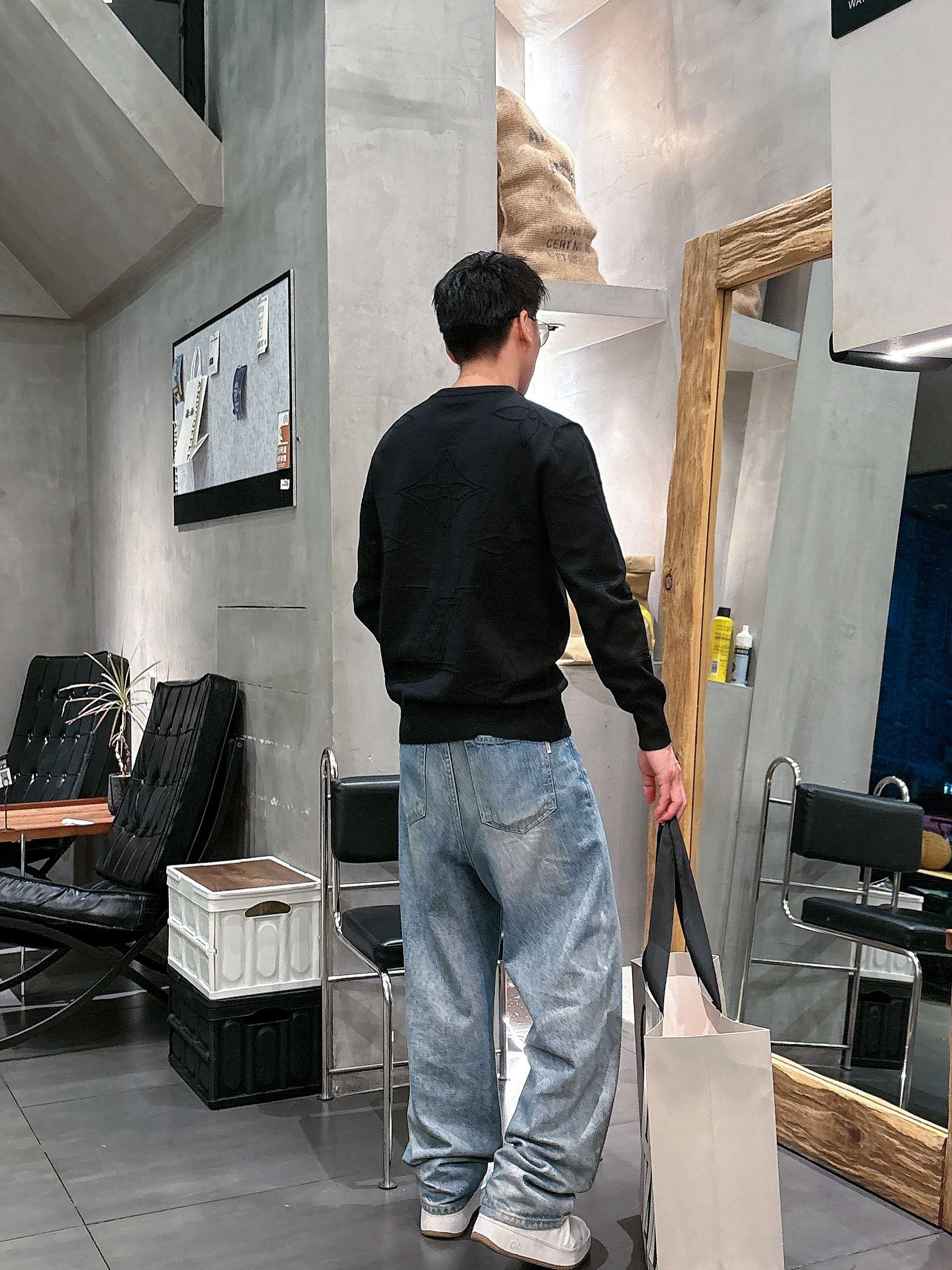 · LV 2025官网秋冬季最新款圆领毛衣，专柜同步在售爆款！特供羊毛混纺面料.手感舒适.可直接接触皮肤