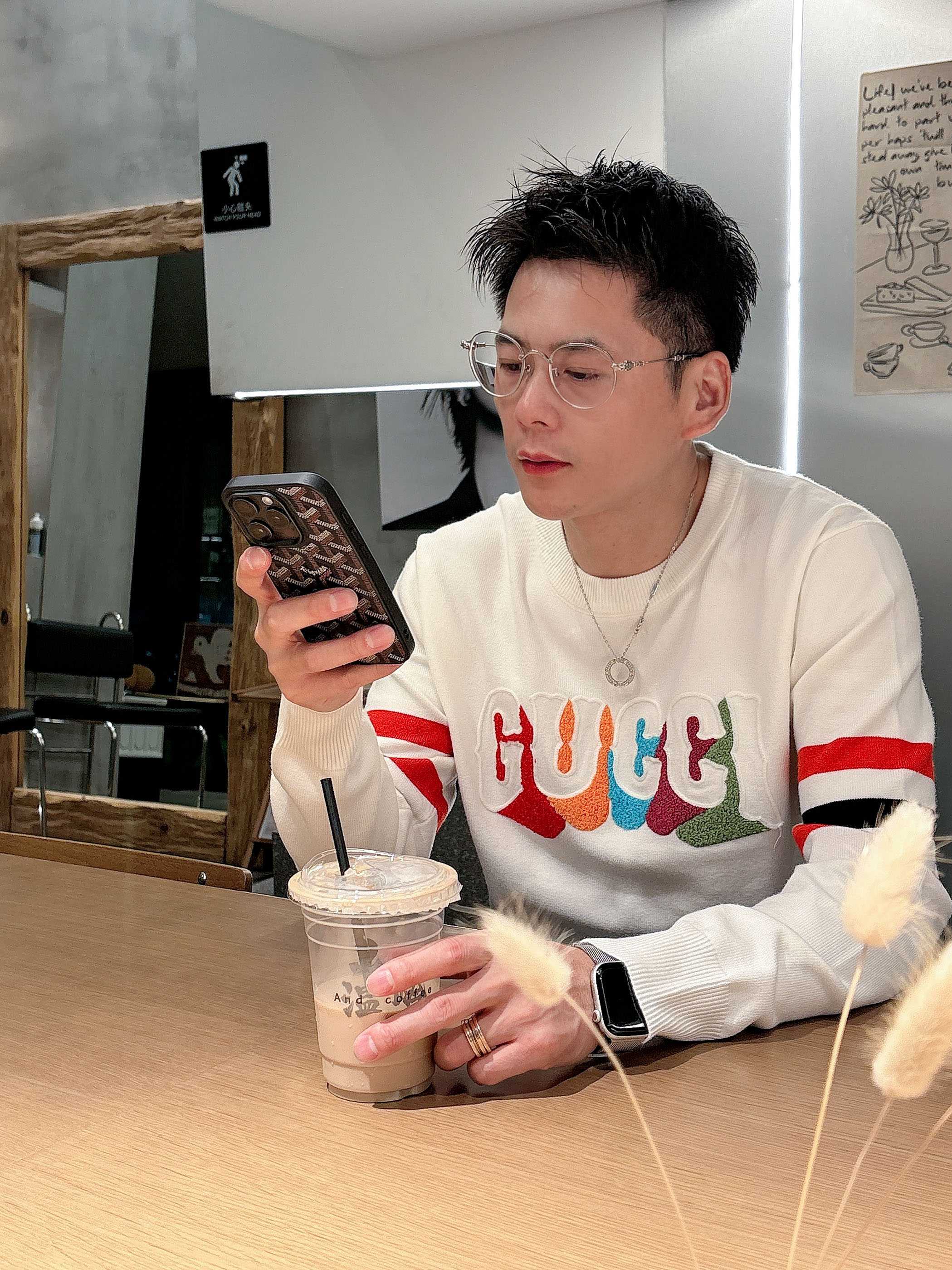 · 古驰Gucci 2025官网秋冬季最新款圆领毛衣，专柜同步在售爆款！特供羊毛混纺面料.手感舒适.可直