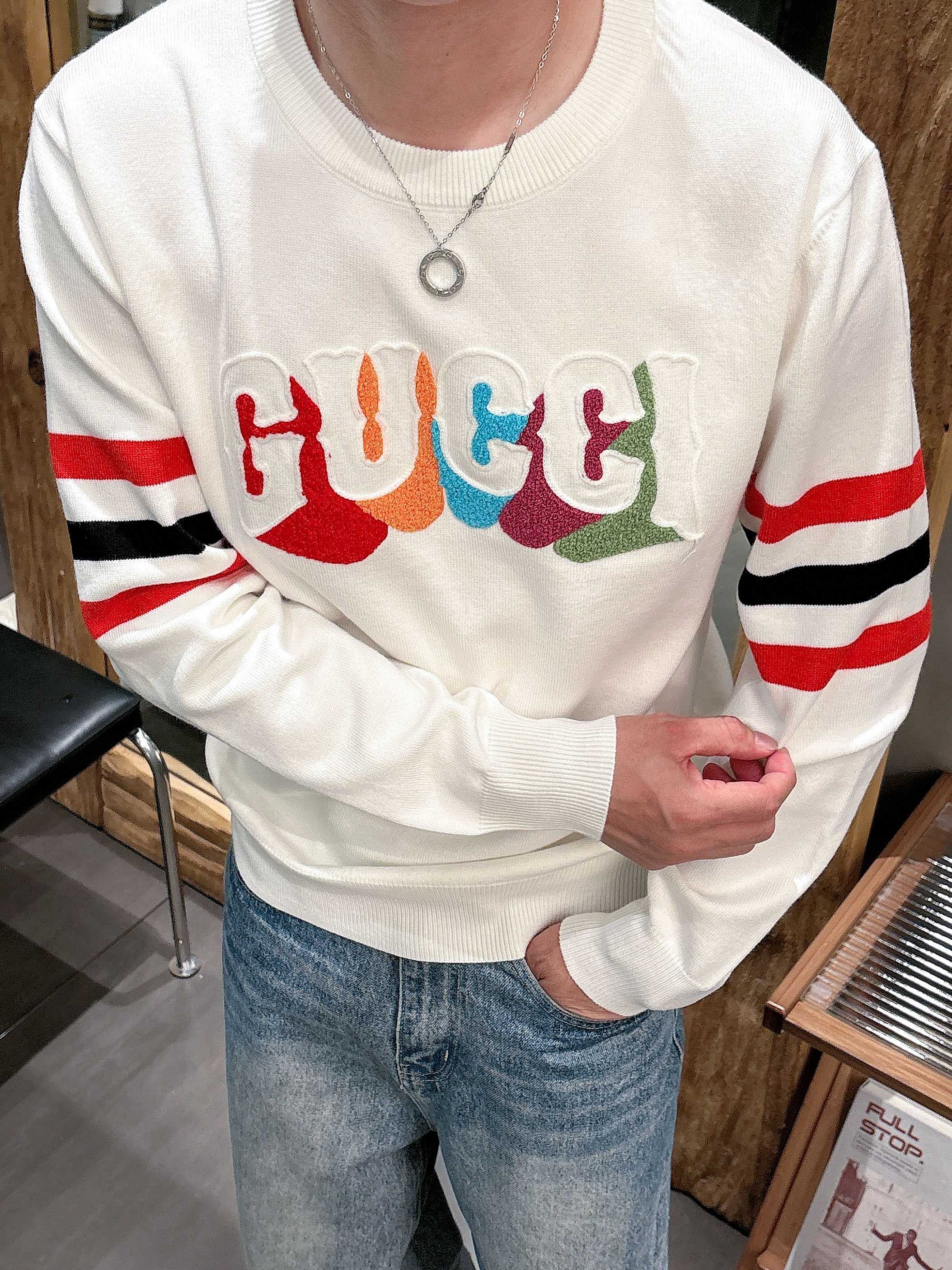 · 古驰Gucci 2025官网秋冬季最新款圆领毛衣，专柜同步在售爆款！特供羊毛混纺面料.手感舒适.可直