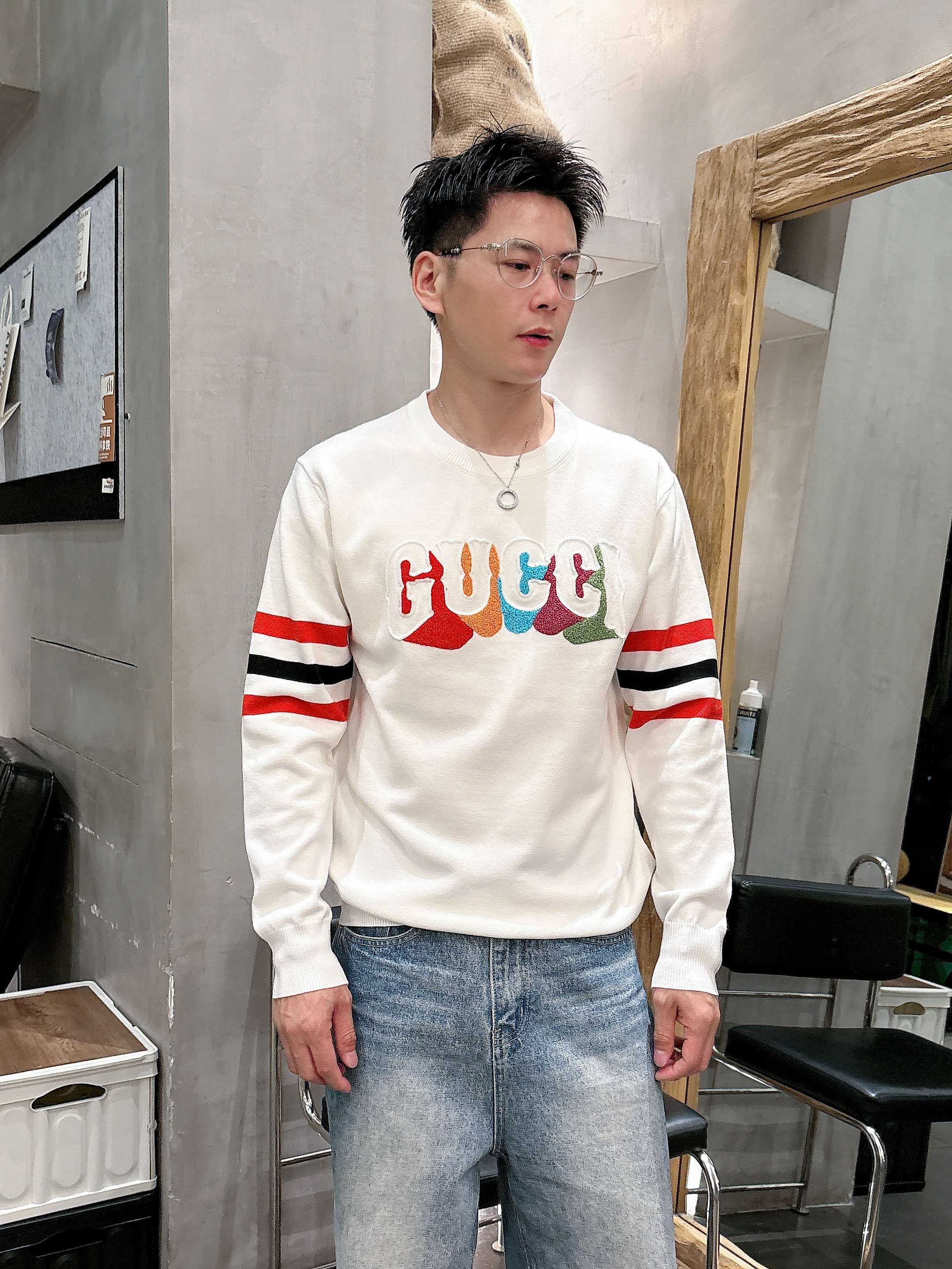 · 古驰Gucci 2025官网秋冬季最新款圆领毛衣，专柜同步在售爆款！特供羊毛混纺面料.手感舒适.可直