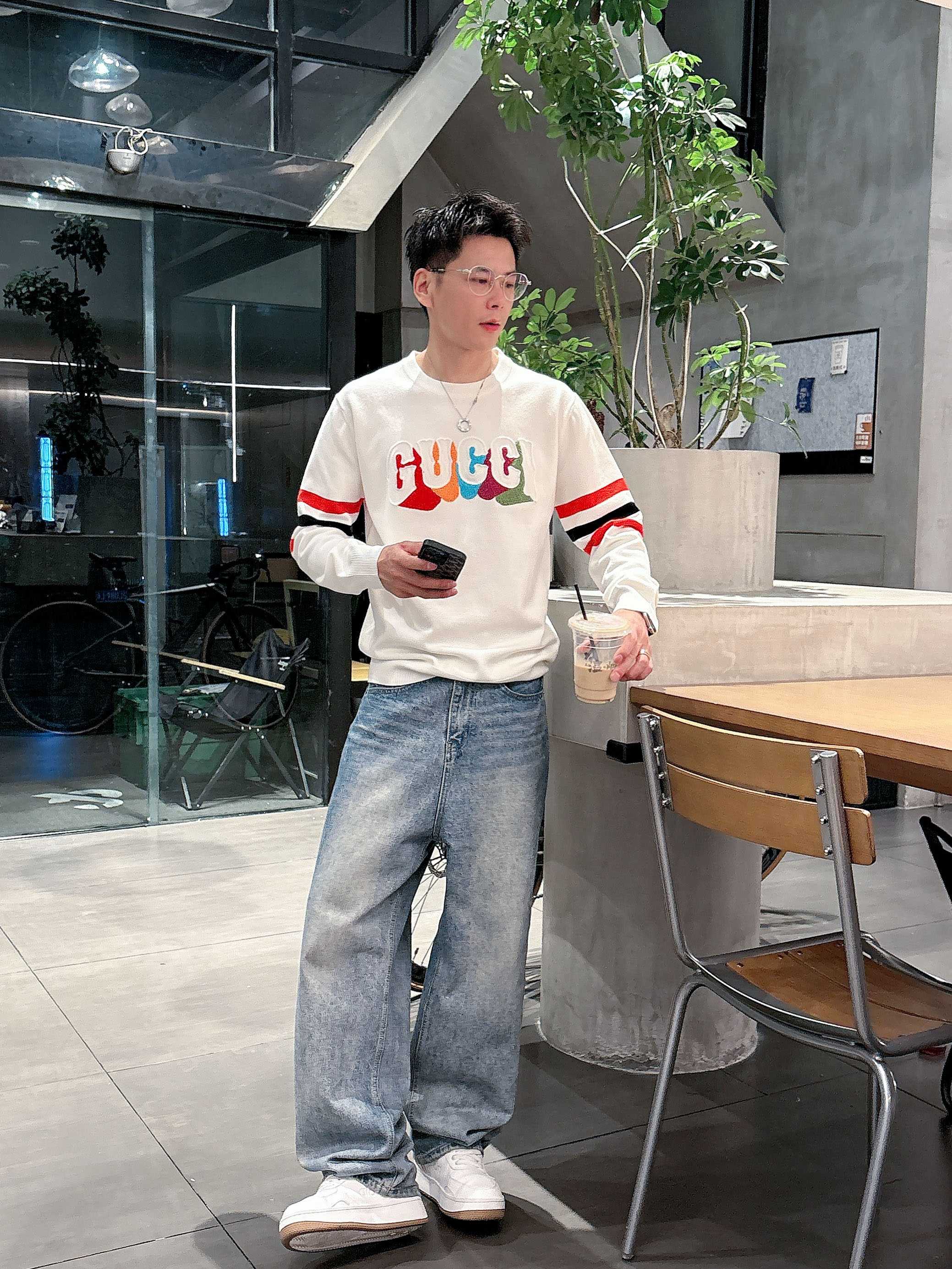 · 古驰Gucci 2025官网秋冬季最新款圆领毛衣，专柜同步在售爆款！特供羊毛混纺面料.手感舒适.可直