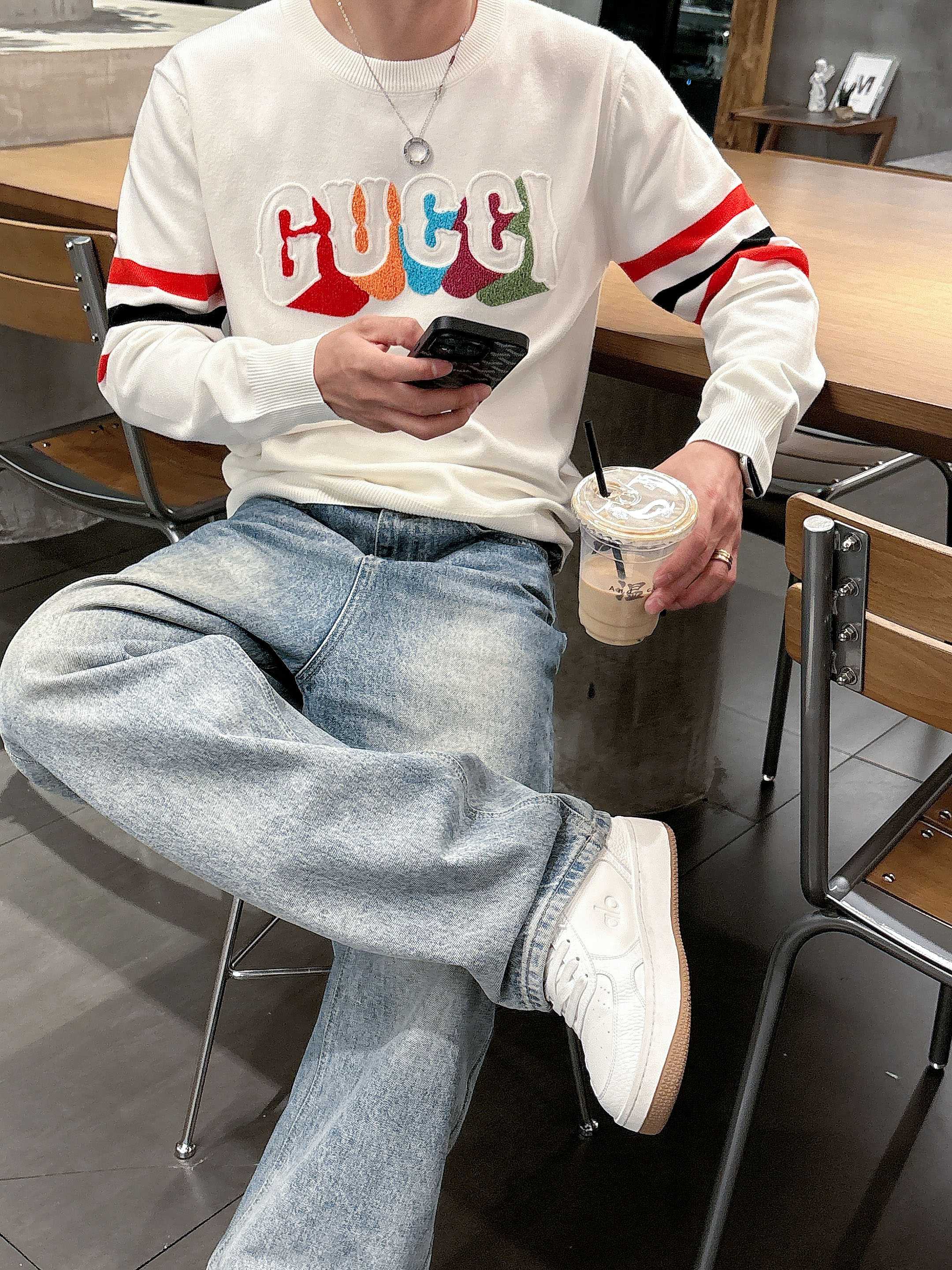 · 古驰Gucci 2025官网秋冬季最新款圆领毛衣，专柜同步在售爆款！特供羊毛混纺面料.手感舒适.可直