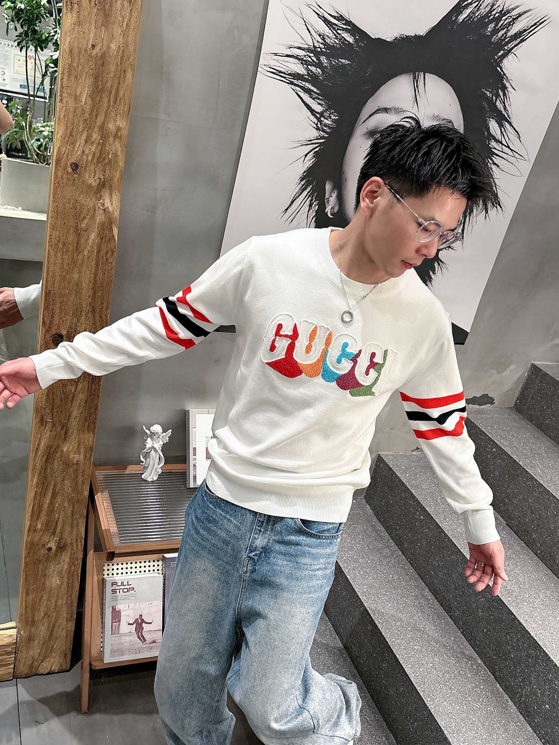 · 古驰Gucci 2025官网秋冬季最新款圆领毛衣，专柜同步在售爆款！特供羊毛混纺面料.手感舒适.可直