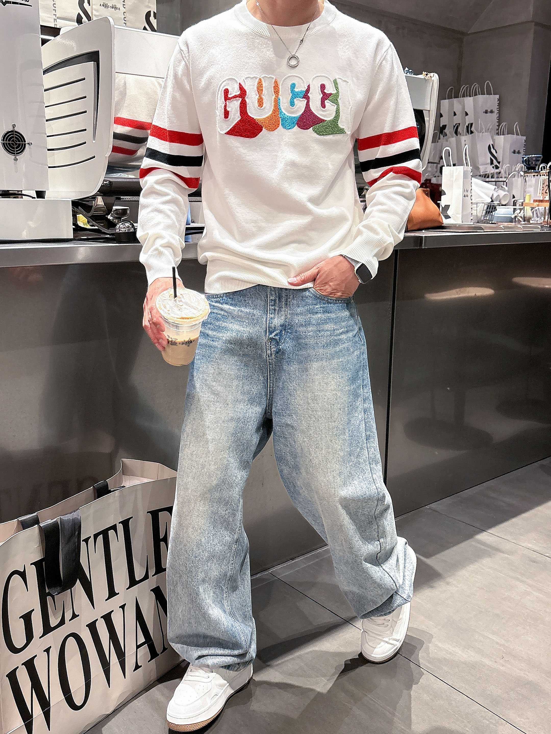 · 古驰Gucci 2025官网秋冬季最新款圆领毛衣，专柜同步在售爆款！特供羊毛混纺面料.手感舒适.可直