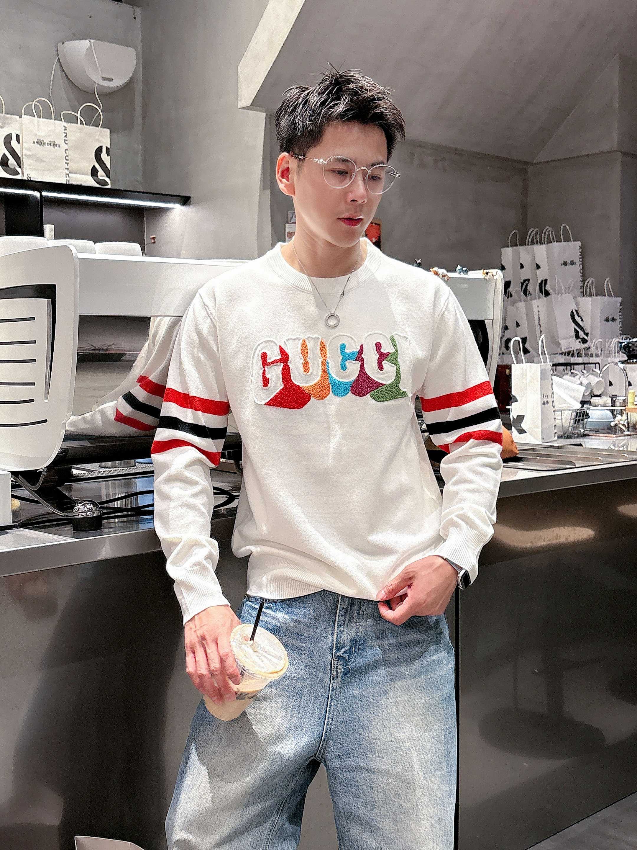 · 古驰Gucci 2025官网秋冬季最新款圆领毛衣，专柜同步在售爆款！特供羊毛混纺面料.手感舒适.可直