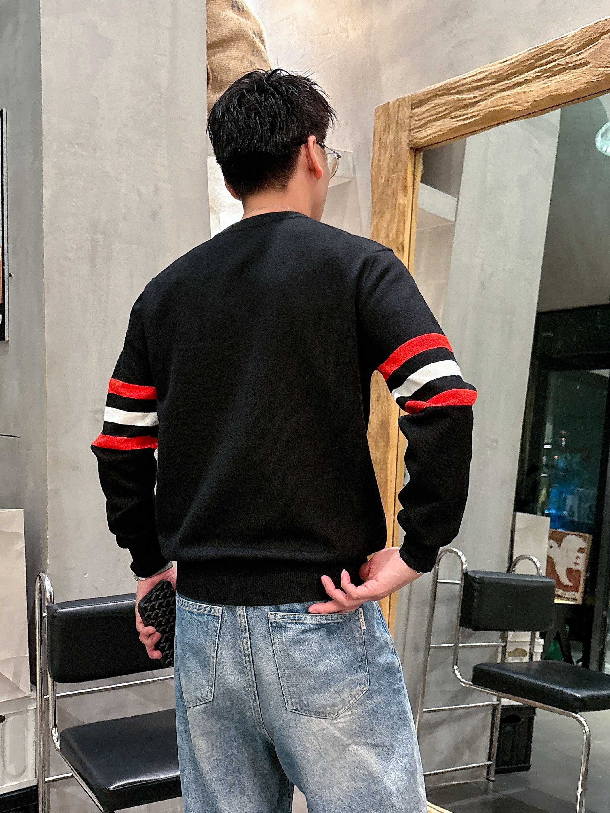 · 古驰Gucci 2025官网秋冬季最新款圆领毛衣，专柜同步在售爆款！特供羊毛混纺面料.手感舒适.可直