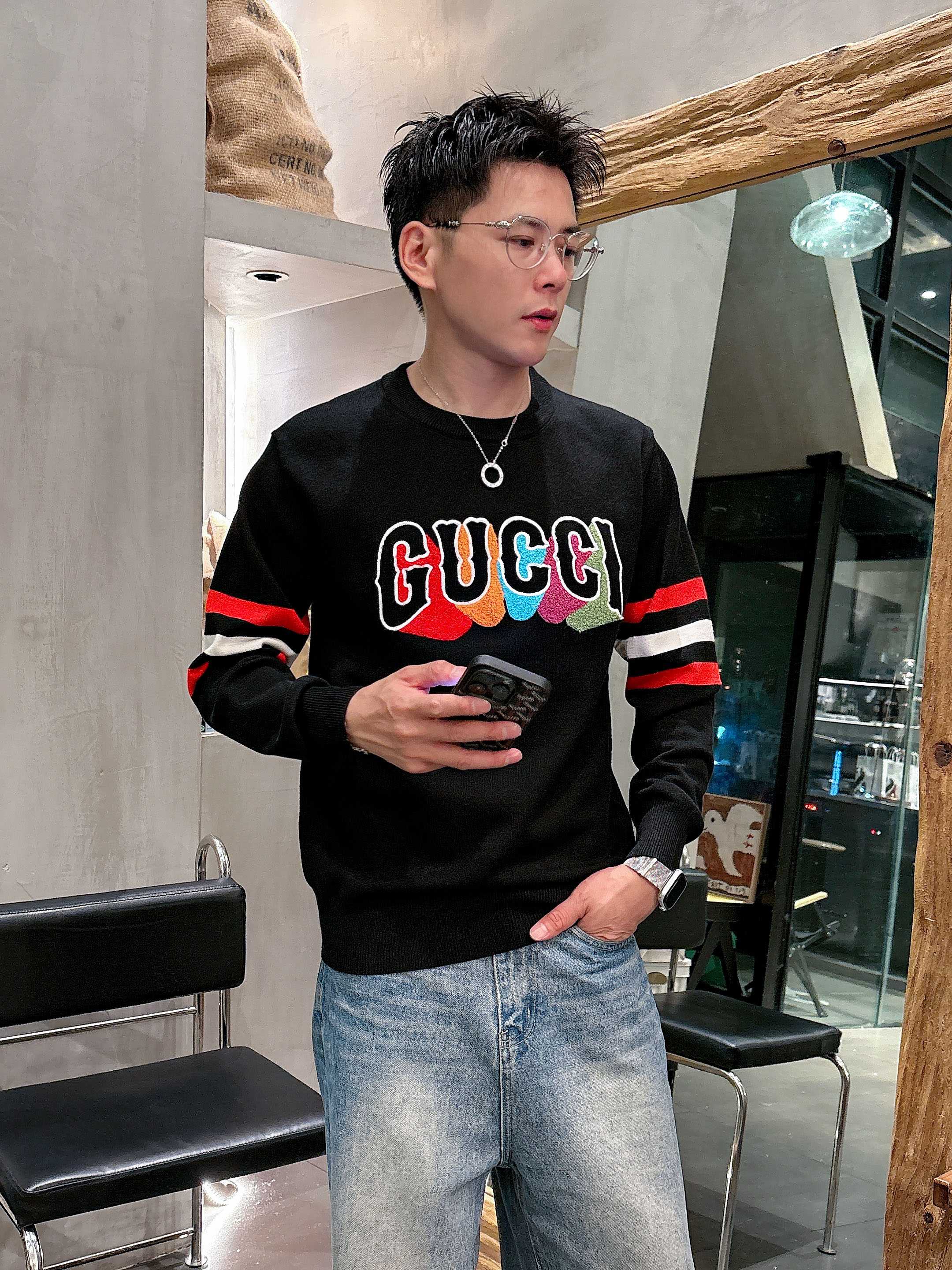 · 古驰Gucci 2025官网秋冬季最新款圆领毛衣，专柜同步在售爆款！特供羊毛混纺面料.手感舒适.可直