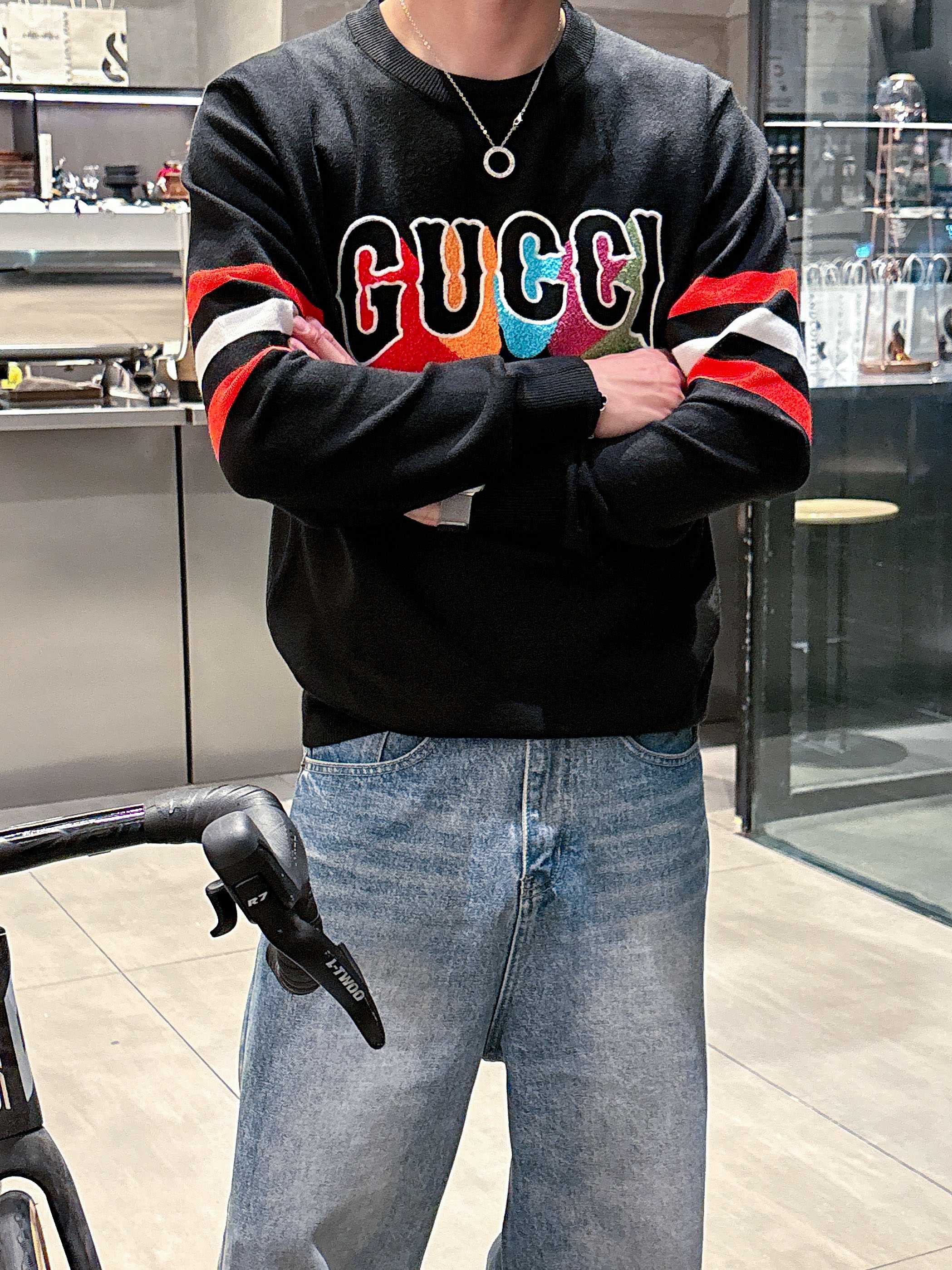 · 古驰Gucci 2025官网秋冬季最新款圆领毛衣，专柜同步在售爆款！特供羊毛混纺面料.手感舒适.可直