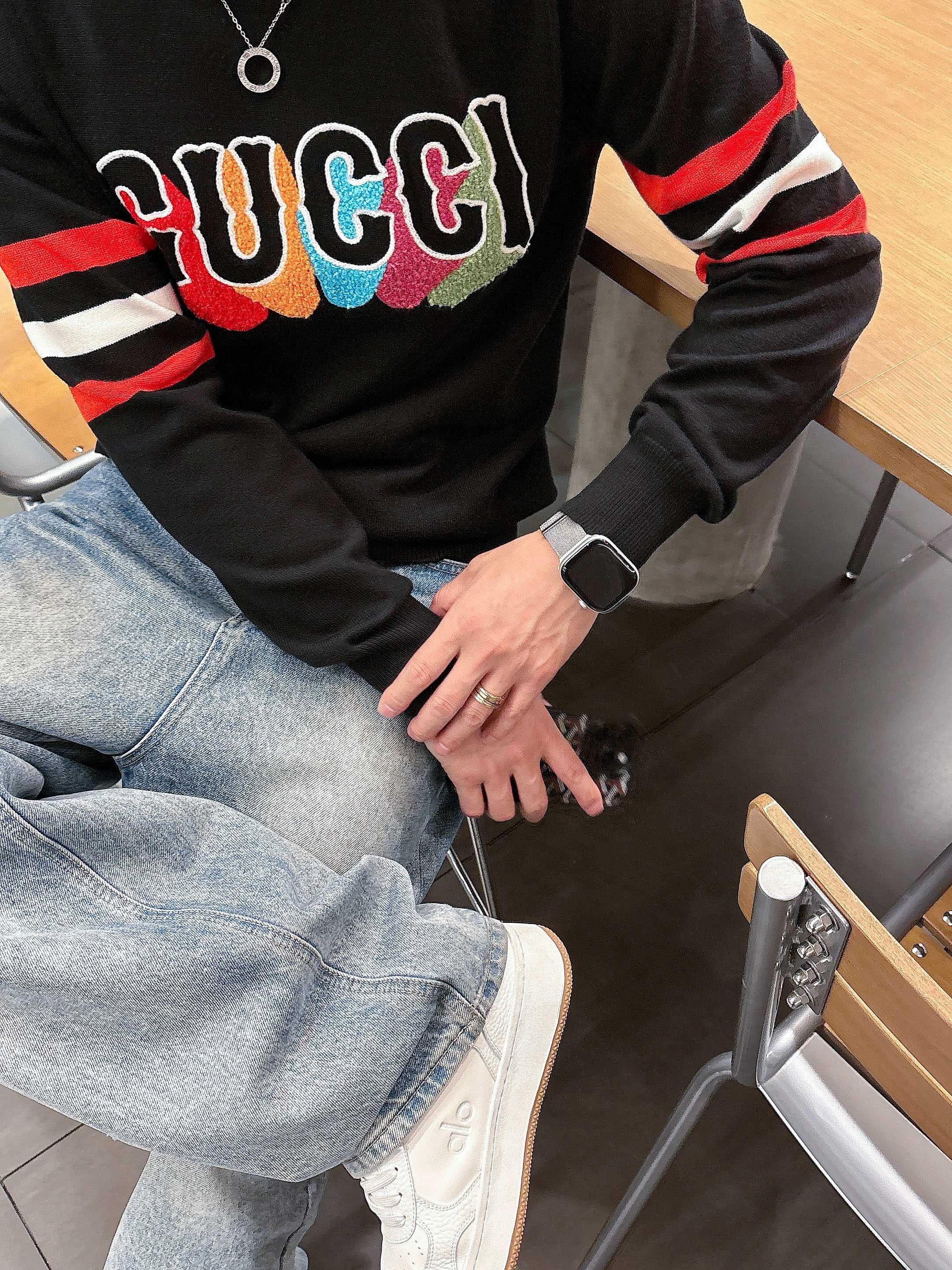 · 古驰Gucci 2025官网秋冬季最新款圆领毛衣，专柜同步在售爆款！特供羊毛混纺面料.手感舒适.可直