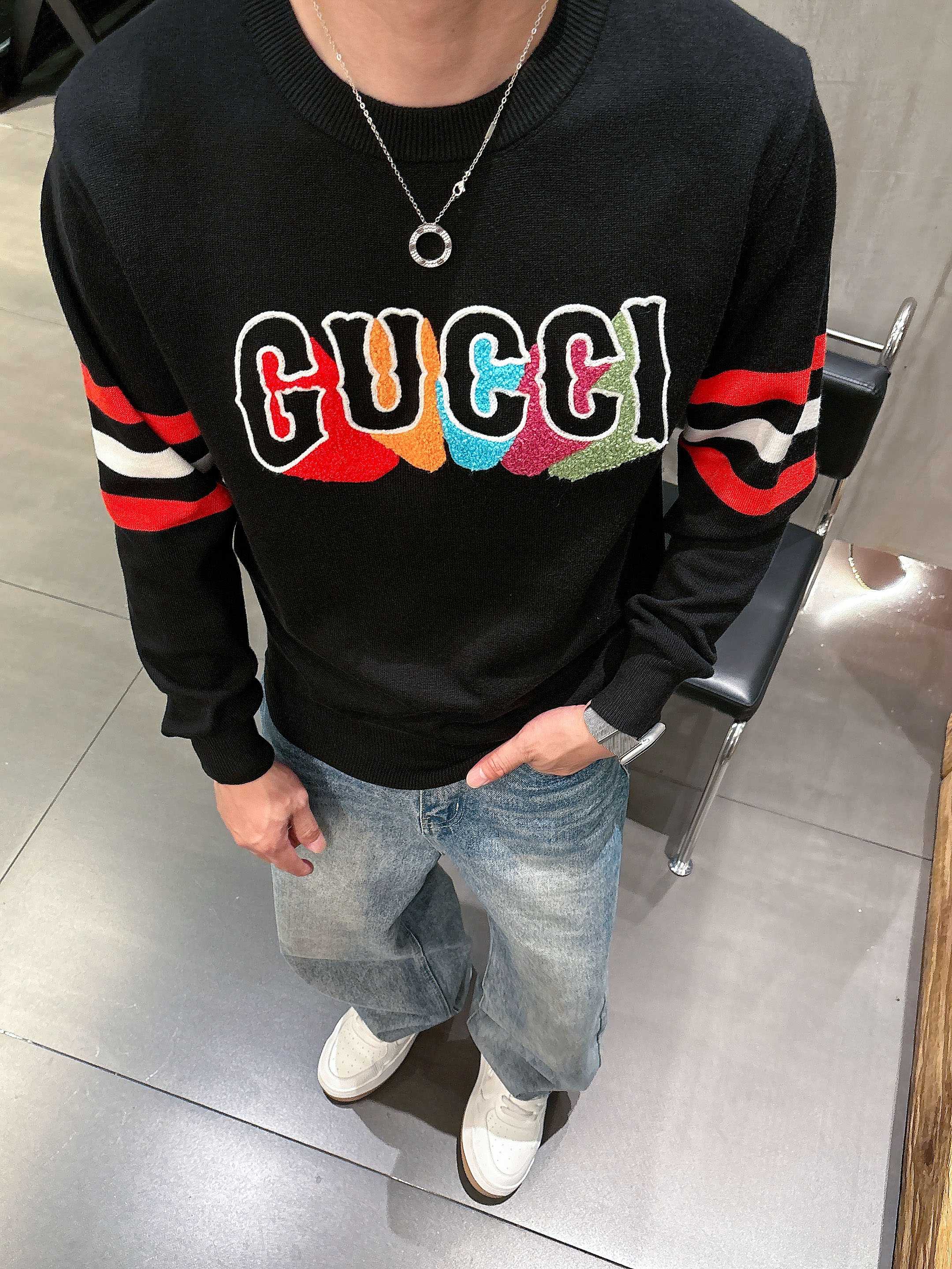 · 古驰Gucci 2025官网秋冬季最新款圆领毛衣，专柜同步在售爆款！特供羊毛混纺面料.手感舒适.可直