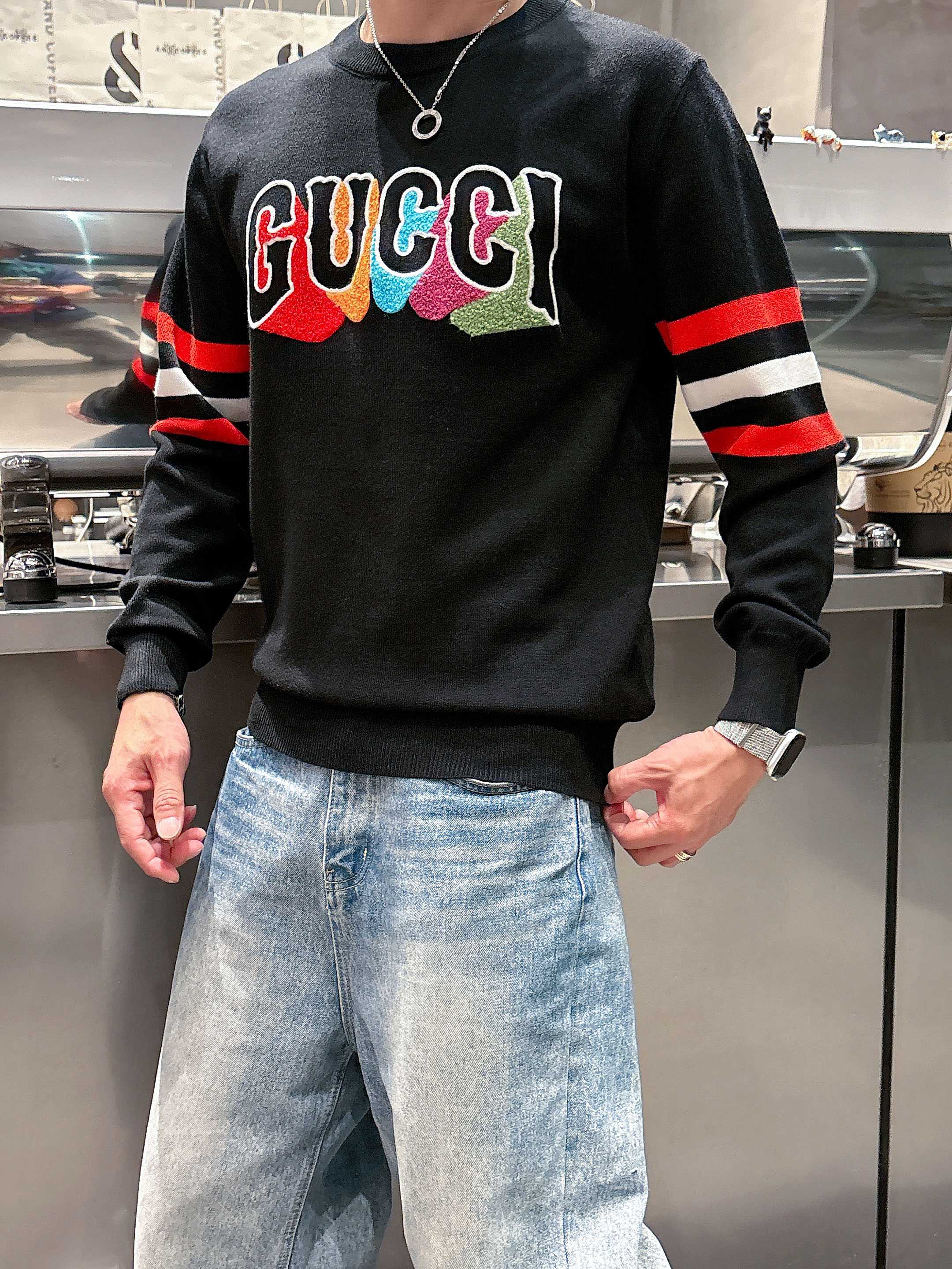 · 古驰Gucci 2025官网秋冬季最新款圆领毛衣，专柜同步在售爆款！特供羊毛混纺面料.手感舒适.可直