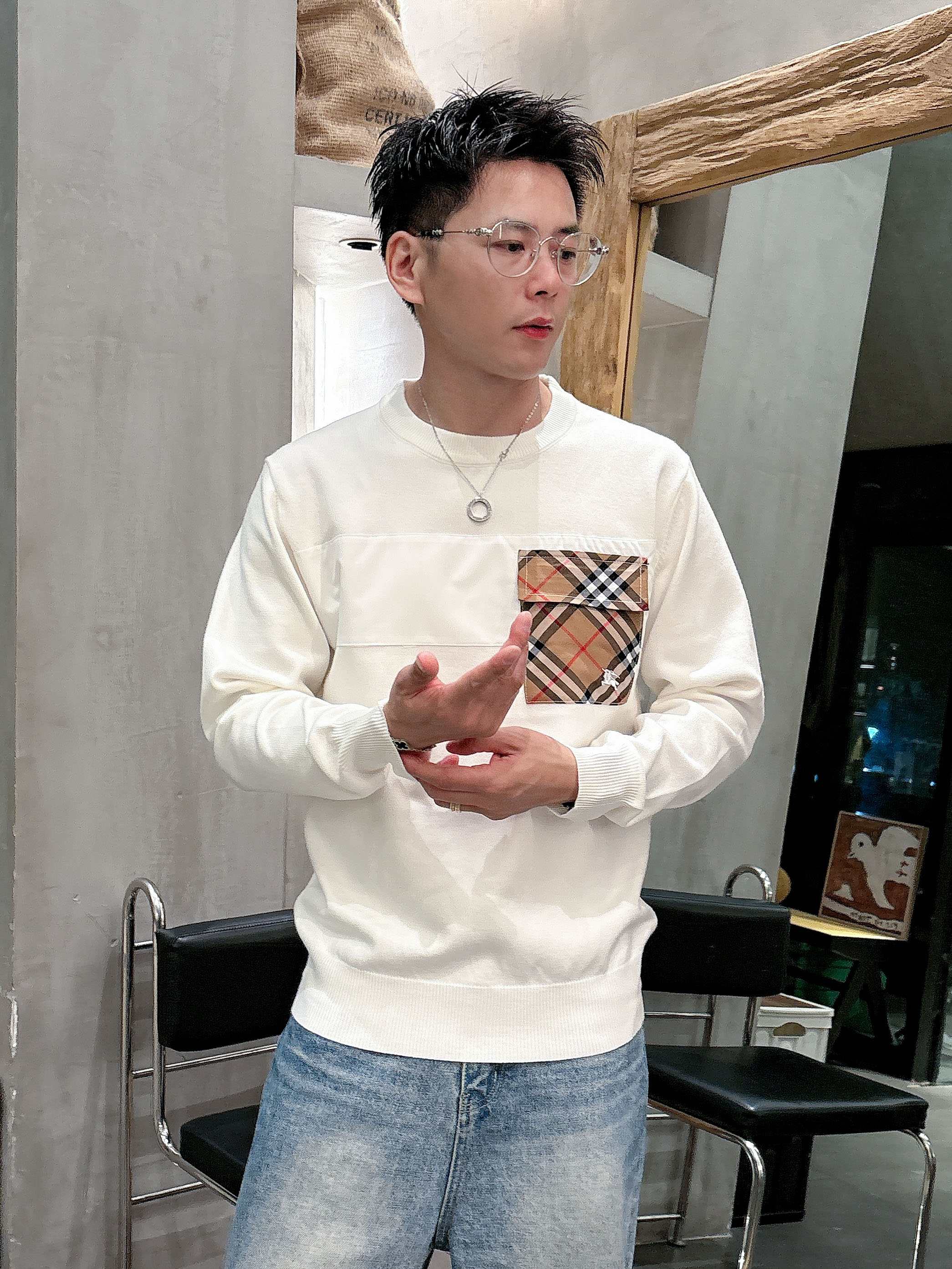 · 巴宝莉Bur 2025官网秋冬季最新款圆领毛衣，专柜同步在售爆款！特供羊毛混纺面料.手感舒适.可直接