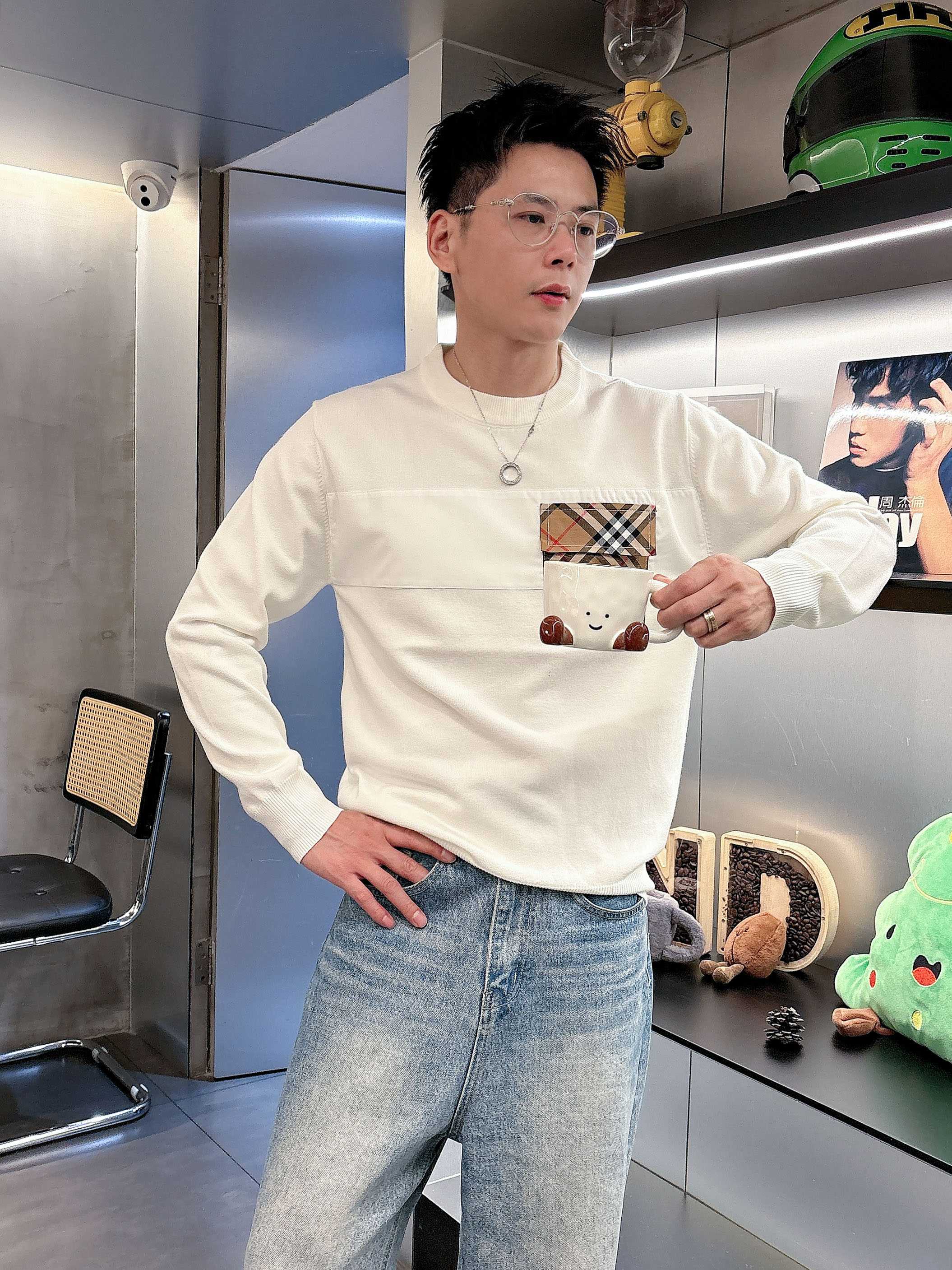 · 巴宝莉Bur 2025官网秋冬季最新款圆领毛衣，专柜同步在售爆款！特供羊毛混纺面料.手感舒适.可直接