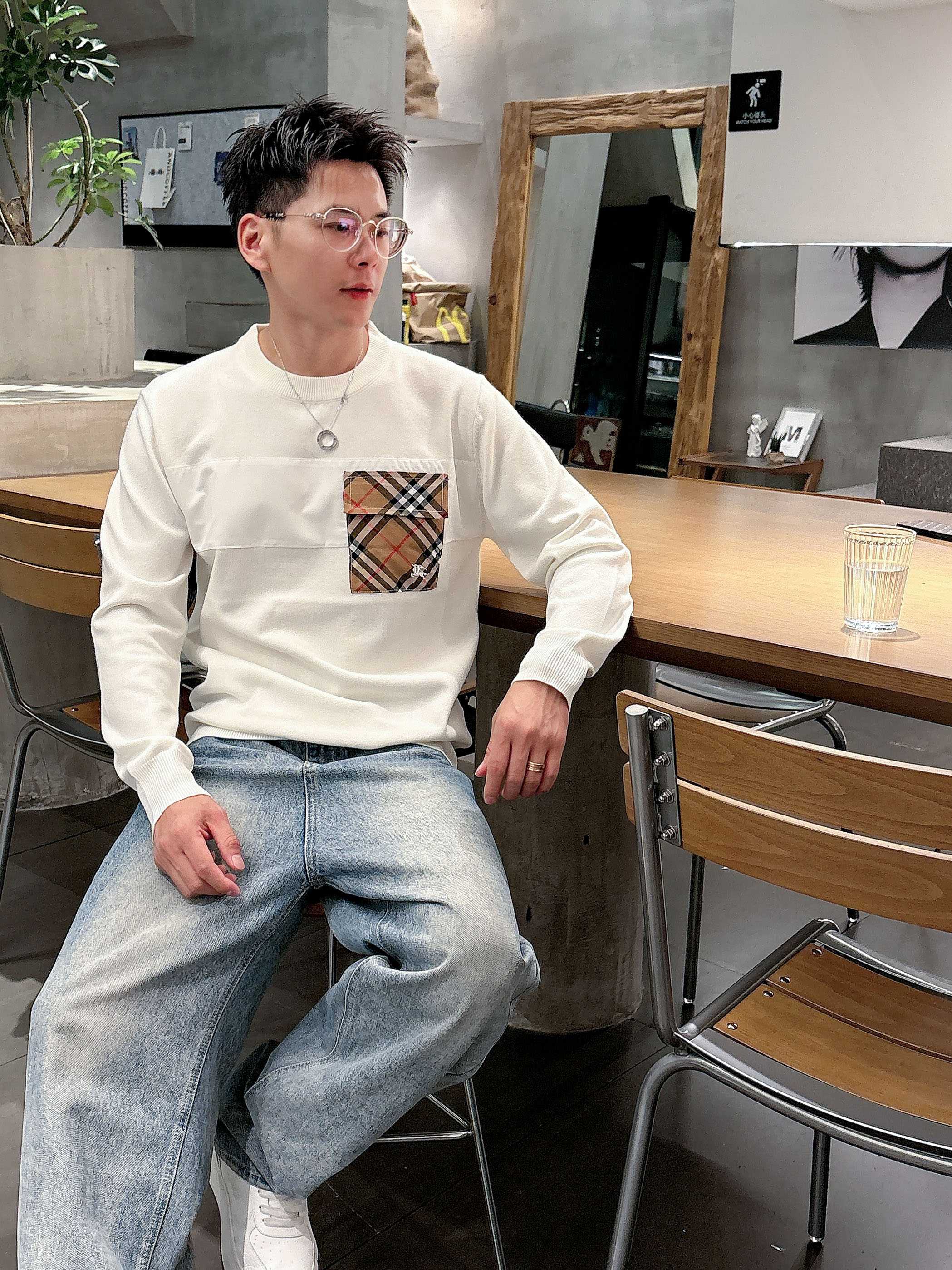 · 巴宝莉Bur 2025官网秋冬季最新款圆领毛衣，专柜同步在售爆款！特供羊毛混纺面料.手感舒适.可直接