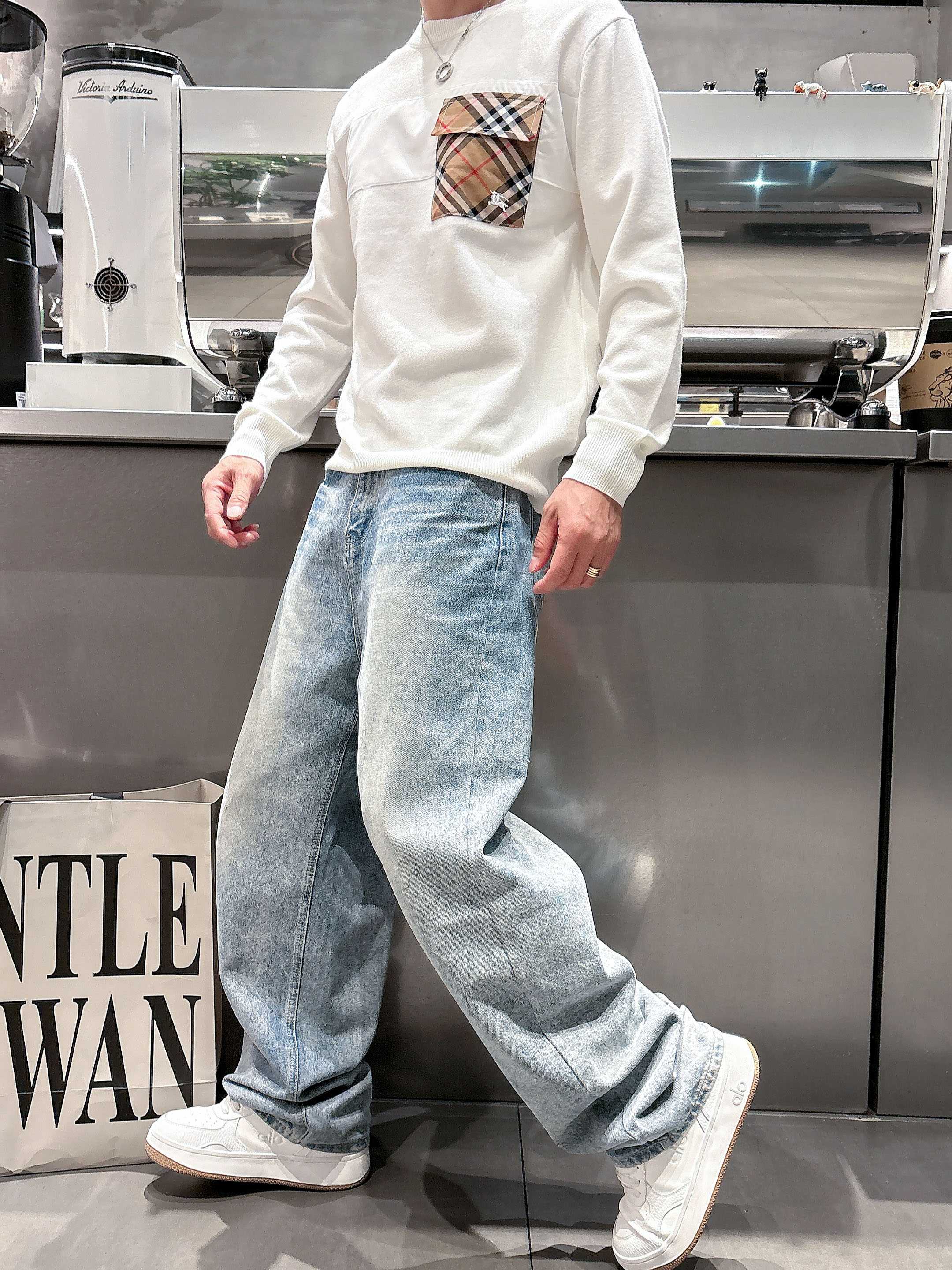 · 巴宝莉Bur 2025官网秋冬季最新款圆领毛衣，专柜同步在售爆款！特供羊毛混纺面料.手感舒适.可直接