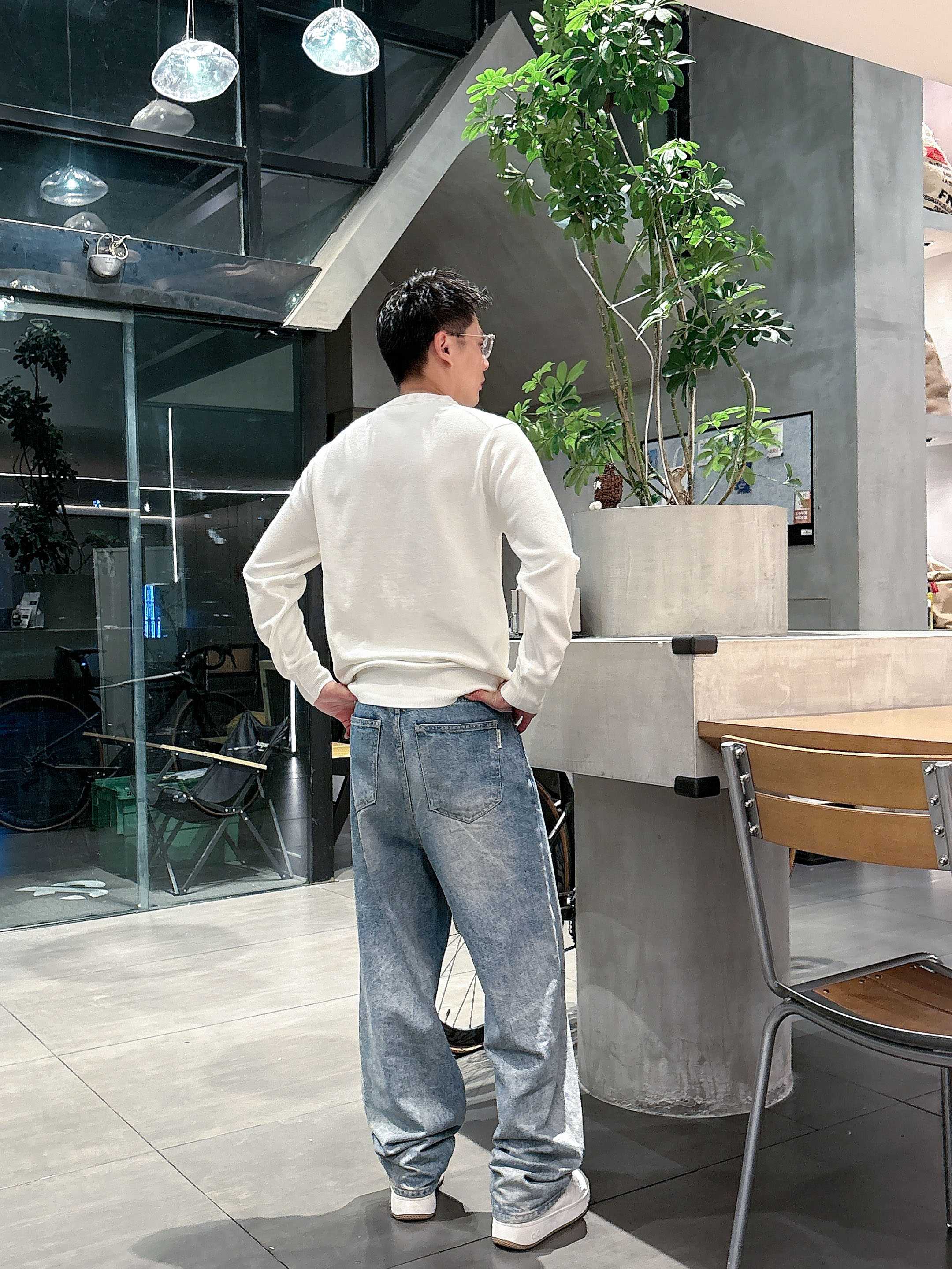 · 巴宝莉Bur 2025官网秋冬季最新款圆领毛衣，专柜同步在售爆款！特供羊毛混纺面料.手感舒适.可直接