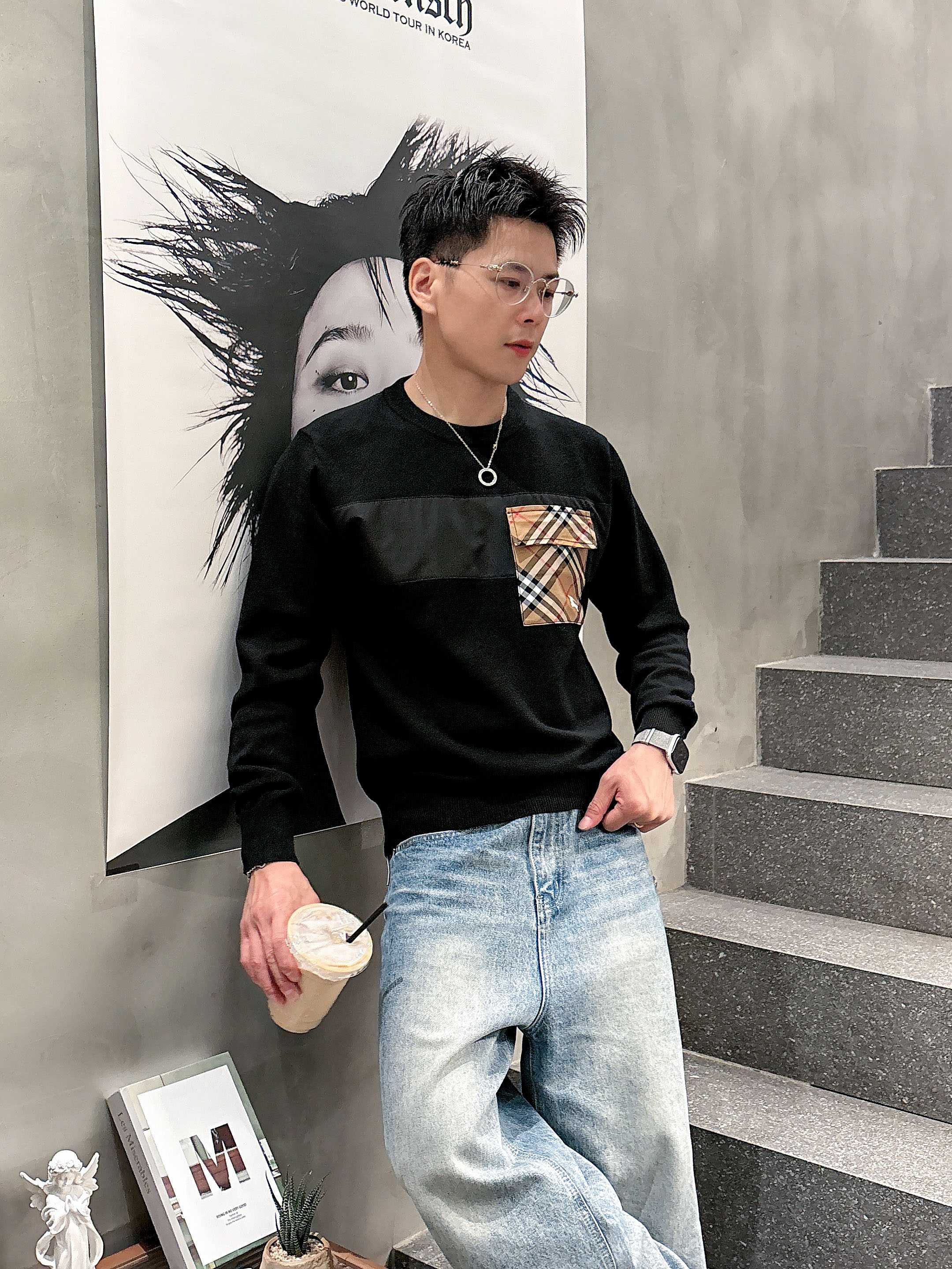 · 巴宝莉Bur 2025官网秋冬季最新款圆领毛衣，专柜同步在售爆款！特供羊毛混纺面料.手感舒适.可直接