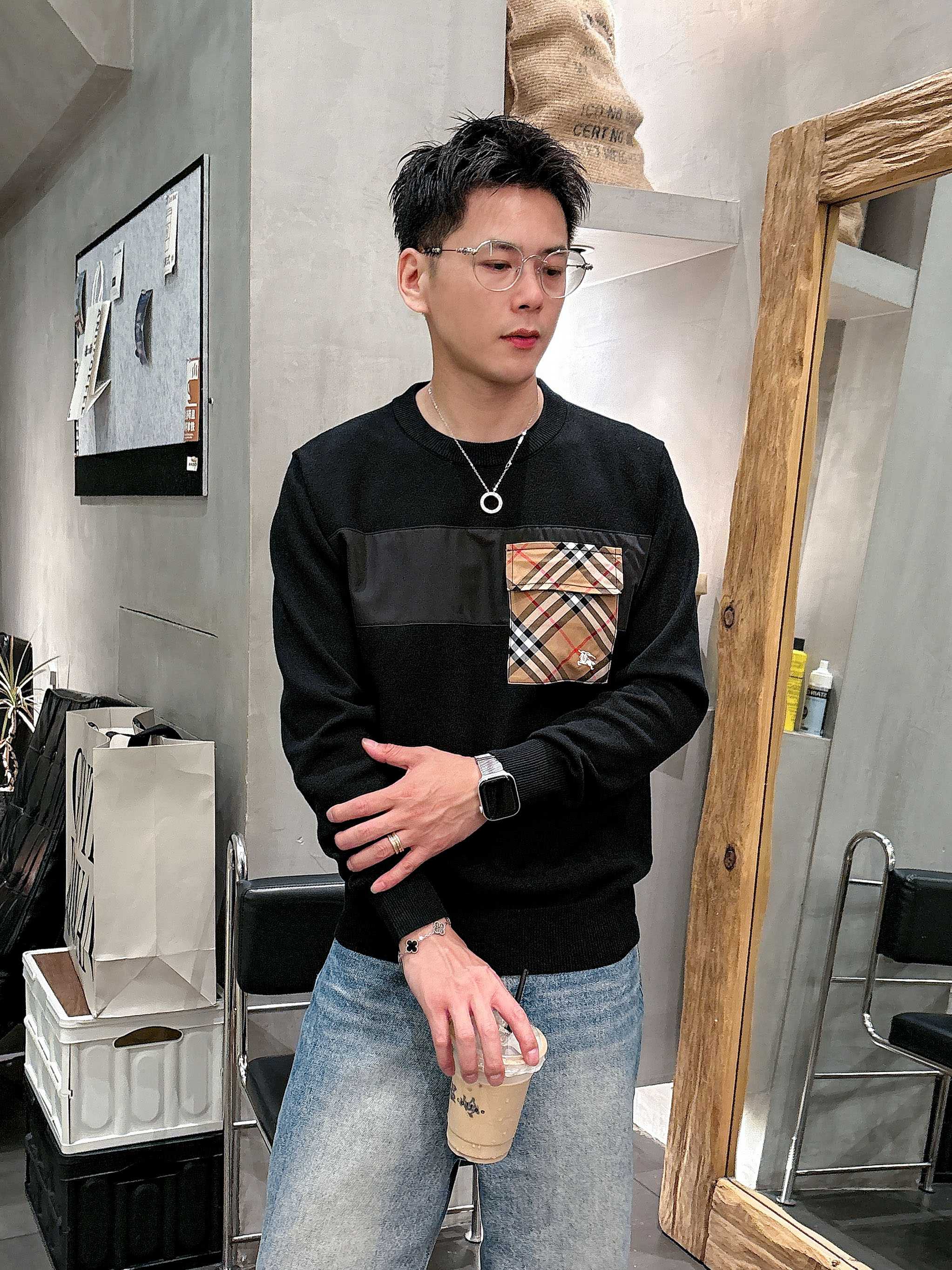 · 巴宝莉Bur 2025官网秋冬季最新款圆领毛衣，专柜同步在售爆款！特供羊毛混纺面料.手感舒适.可直接