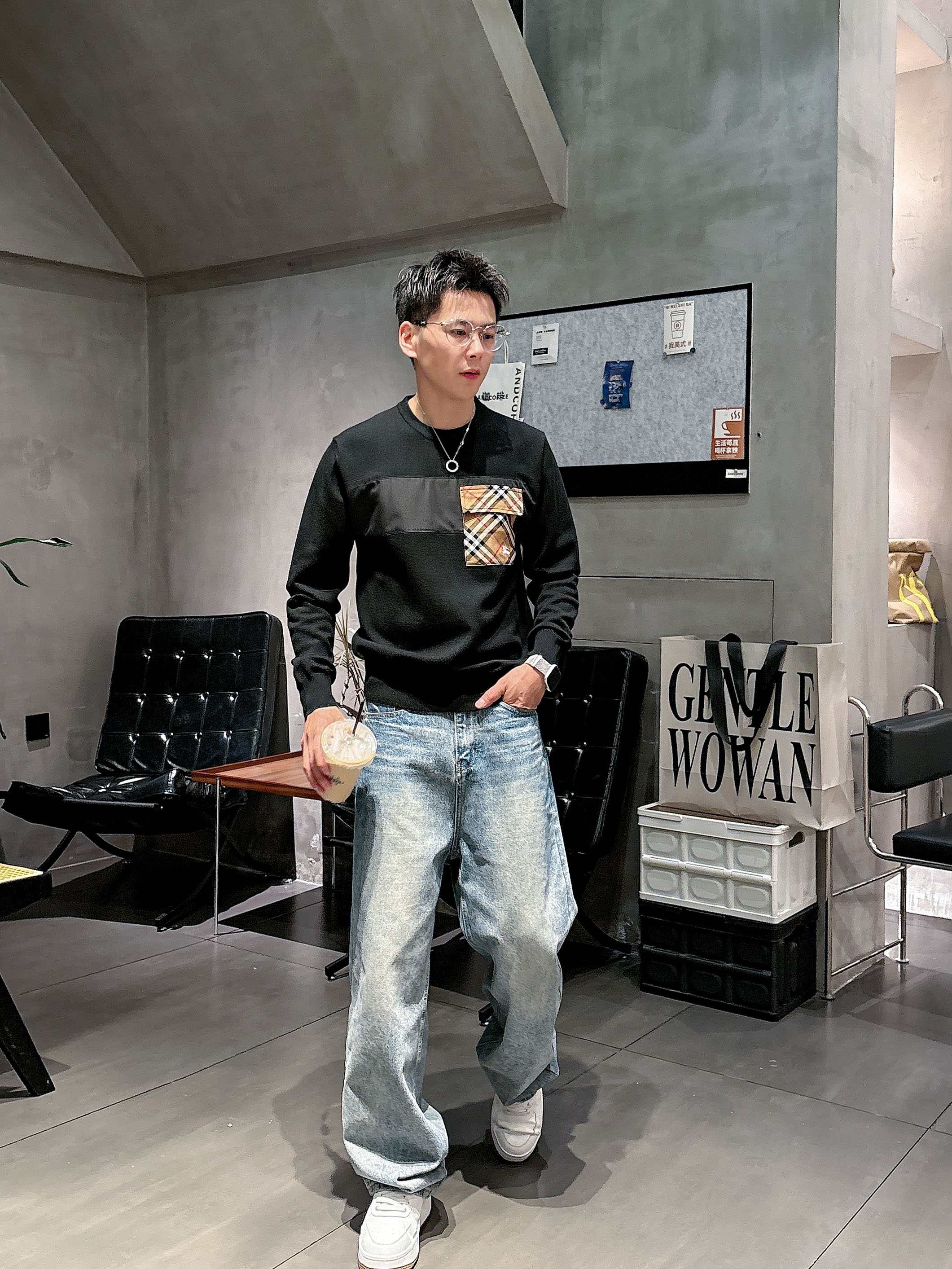 · 巴宝莉Bur 2025官网秋冬季最新款圆领毛衣，专柜同步在售爆款！特供羊毛混纺面料.手感舒适.可直接