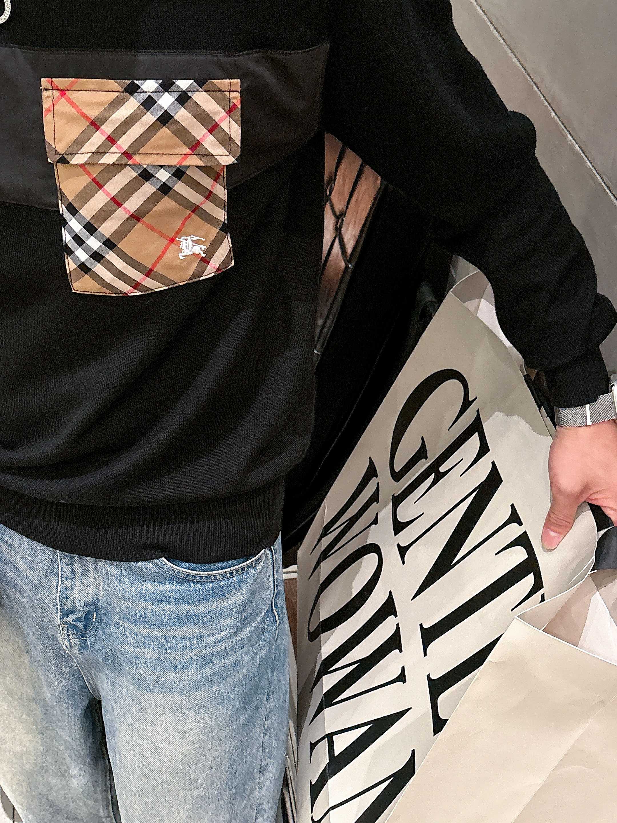 · 巴宝莉Bur 2025官网秋冬季最新款圆领毛衣，专柜同步在售爆款！特供羊毛混纺面料.手感舒适.可直接