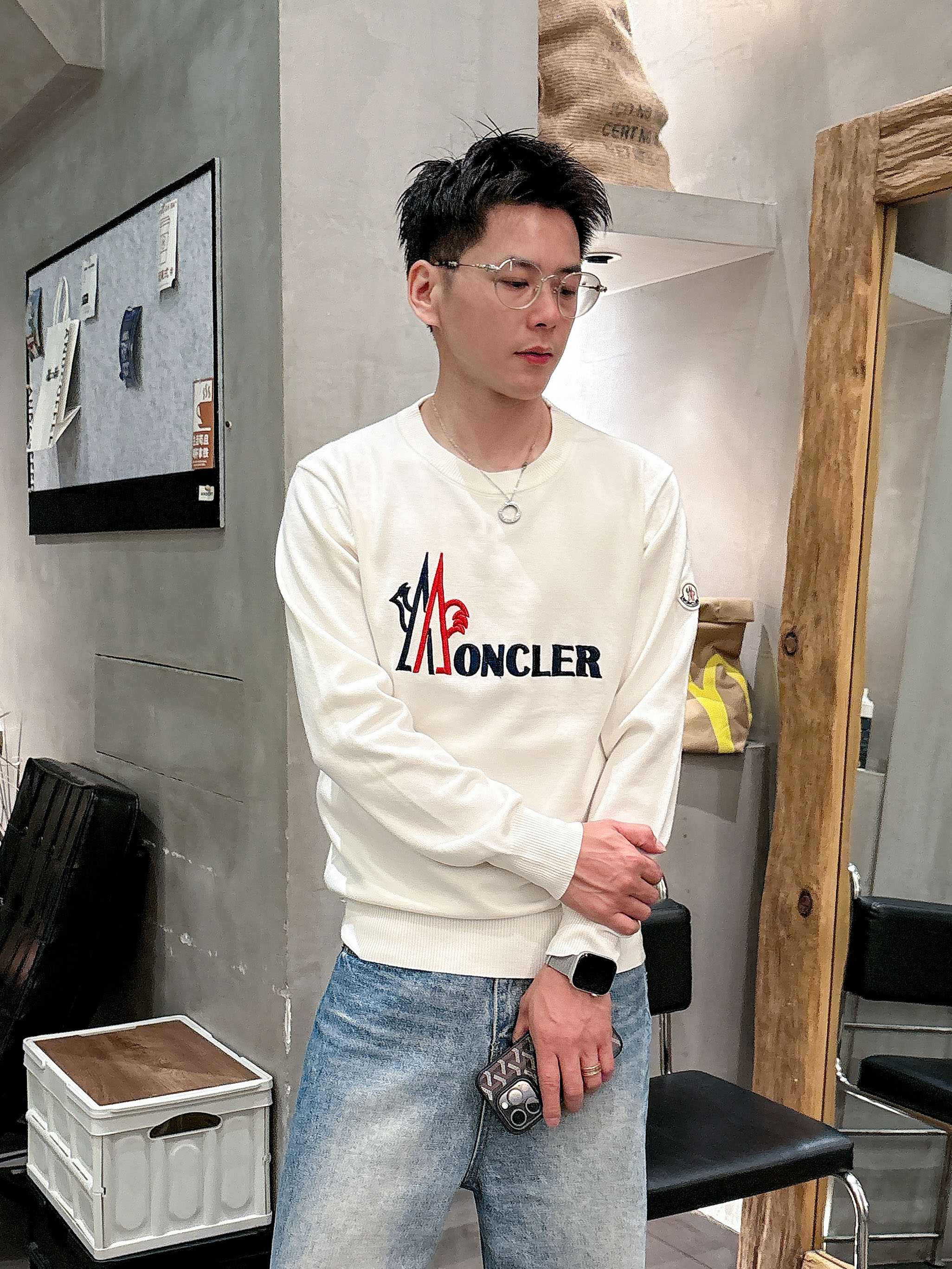· 蒙口Moncler 2025官网秋冬季最新款圆领毛衣，专柜同步在售爆款！特供羊毛混纺面料.手感舒适.