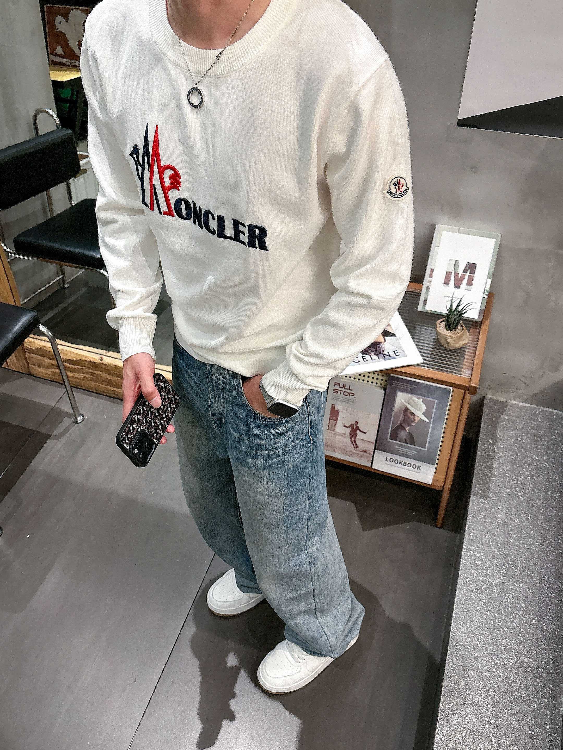 · 蒙口Moncler 2025官网秋冬季最新款圆领毛衣，专柜同步在售爆款！特供羊毛混纺面料.手感舒适.