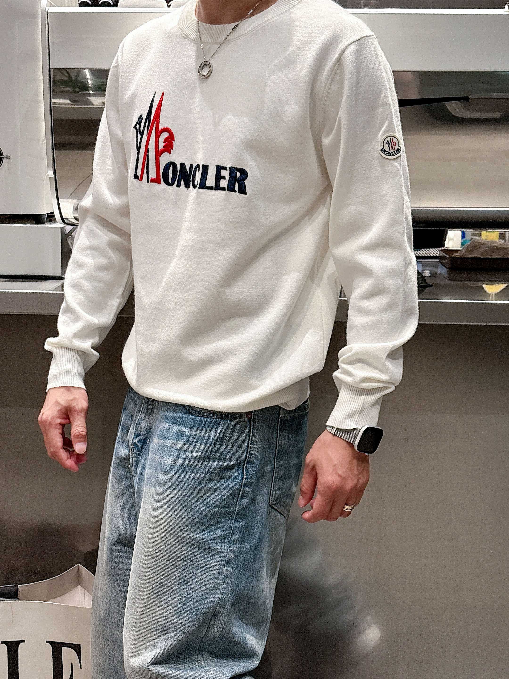 · 蒙口Moncler 2025官网秋冬季最新款圆领毛衣，专柜同步在售爆款！特供羊毛混纺面料.手感舒适.