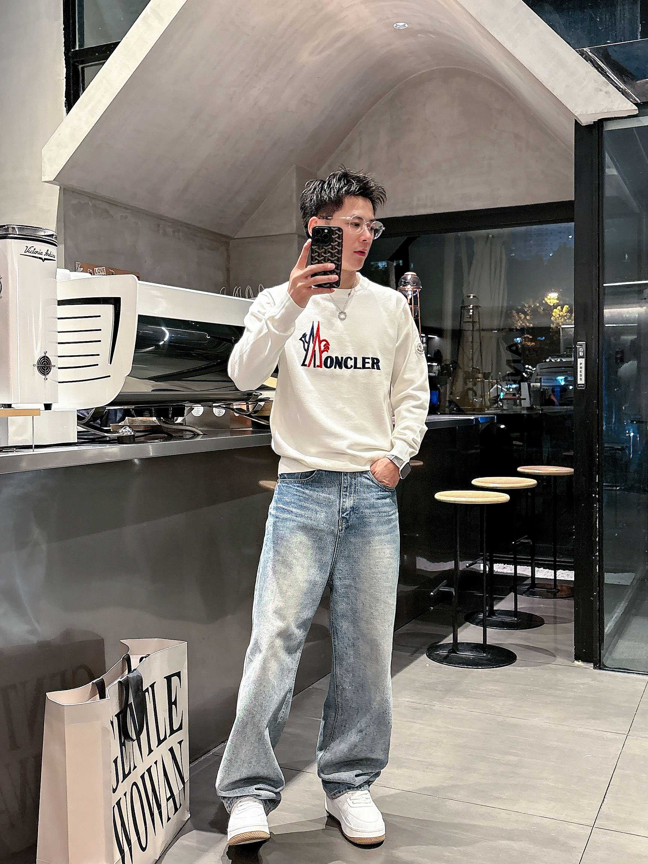 · 蒙口Moncler 2025官网秋冬季最新款圆领毛衣，专柜同步在售爆款！特供羊毛混纺面料.手感舒适.