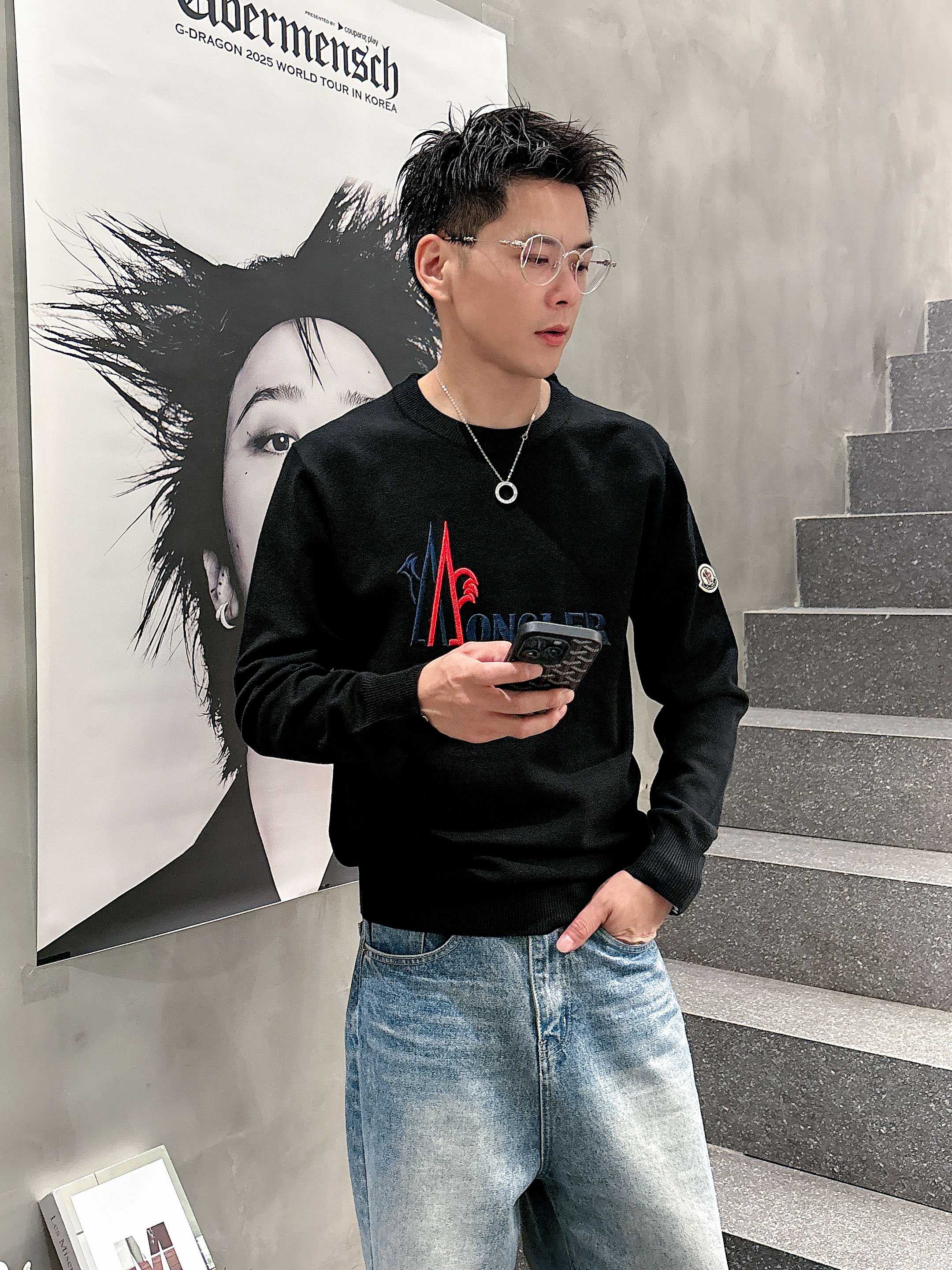 · 蒙口Moncler 2025官网秋冬季最新款圆领毛衣，专柜同步在售爆款！特供羊毛混纺面料.手感舒适.