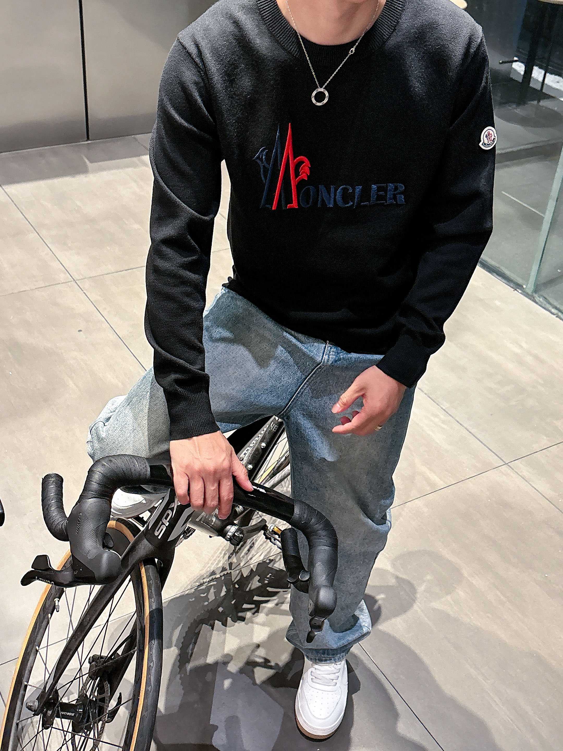 · 蒙口Moncler 2025官网秋冬季最新款圆领毛衣，专柜同步在售爆款！特供羊毛混纺面料.手感舒适.