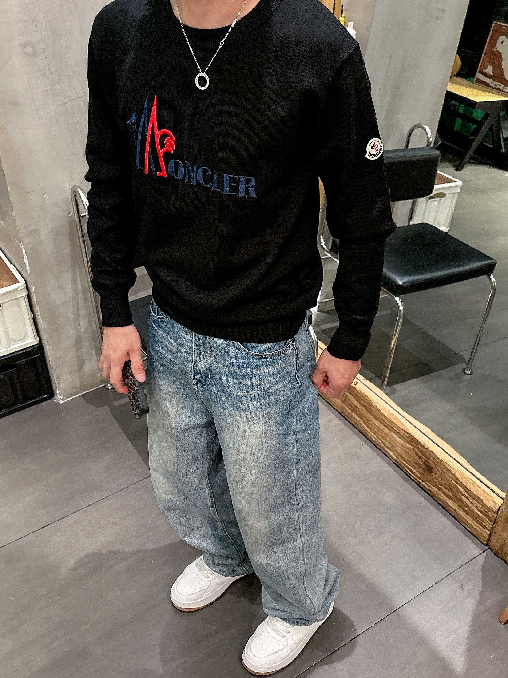 · 蒙口Moncler 2025官网秋冬季最新款圆领毛衣，专柜同步在售爆款！特供羊毛混纺面料.手感舒适.