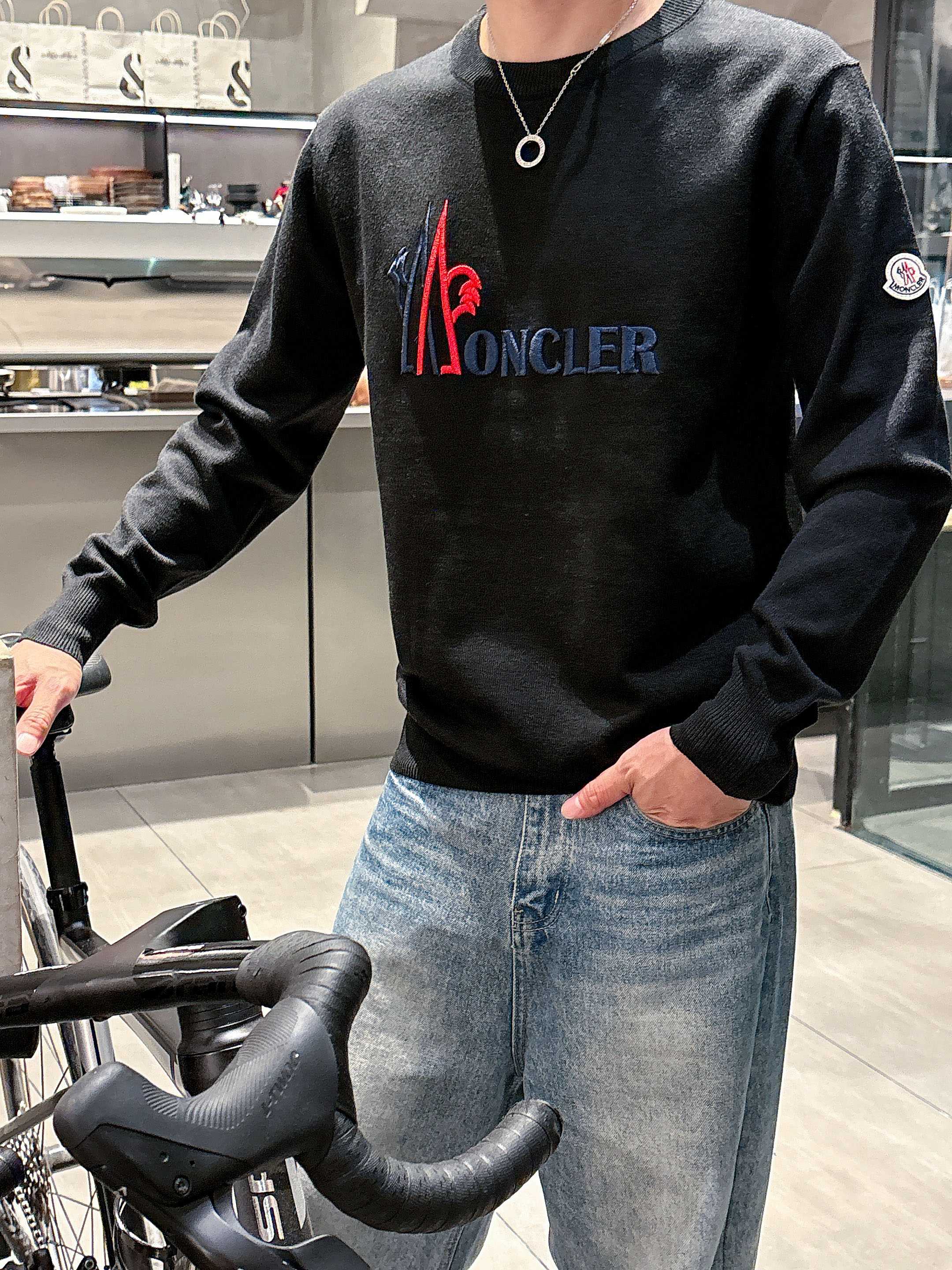 · 蒙口Moncler 2025官网秋冬季最新款圆领毛衣，专柜同步在售爆款！特供羊毛混纺面料.手感舒适.