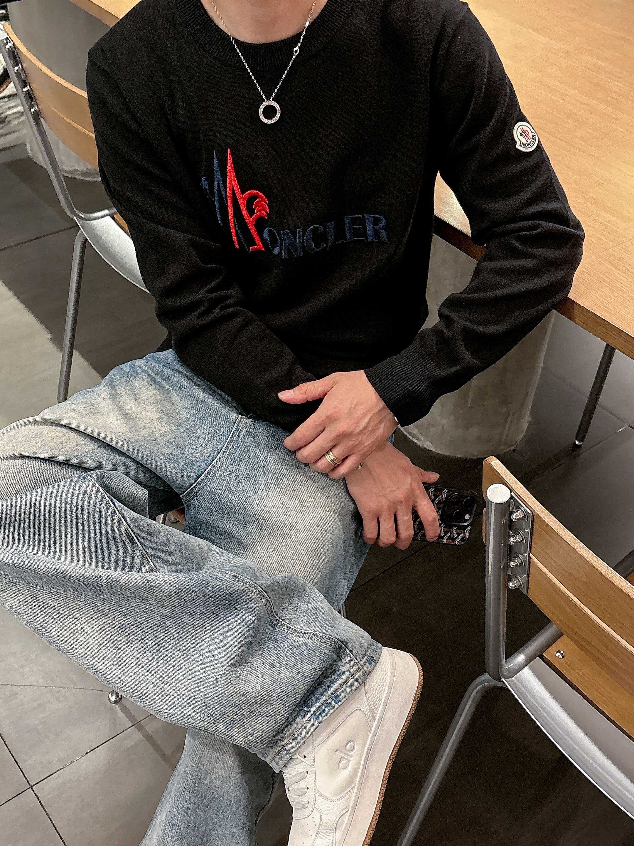 · 蒙口Moncler 2025官网秋冬季最新款圆领毛衣，专柜同步在售爆款！特供羊毛混纺面料.手感舒适.