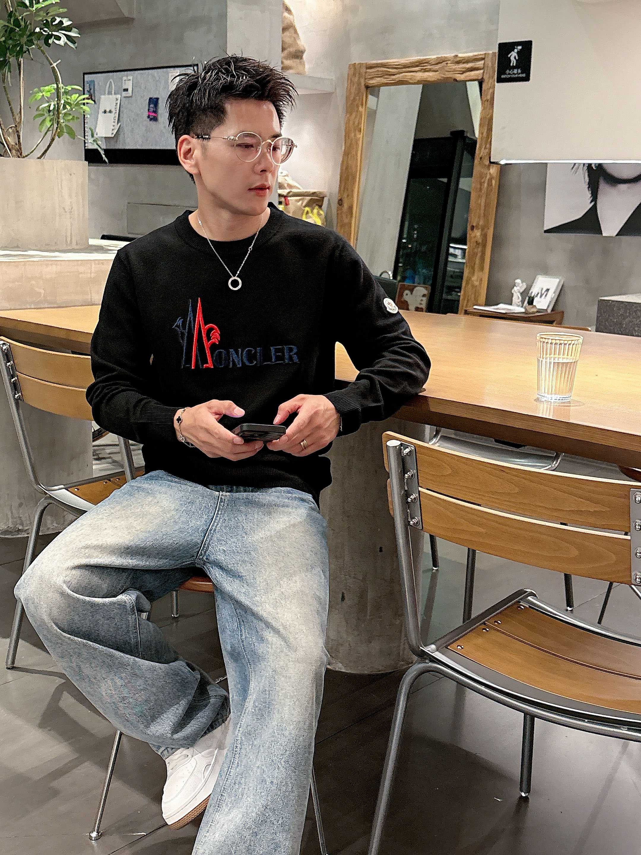 · 蒙口Moncler 2025官网秋冬季最新款圆领毛衣，专柜同步在售爆款！特供羊毛混纺面料.手感舒适.