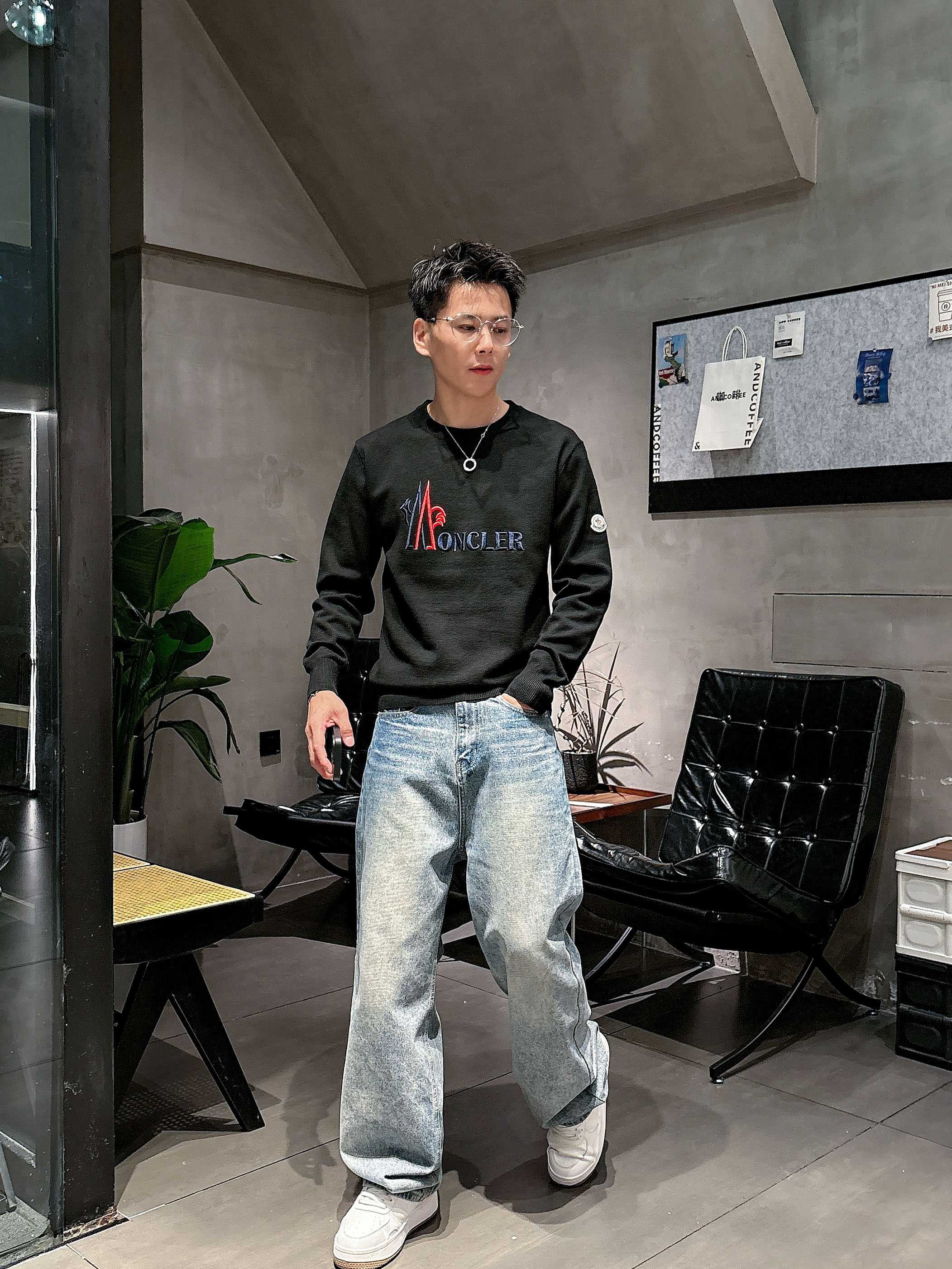 · 蒙口Moncler 2025官网秋冬季最新款圆领毛衣，专柜同步在售爆款！特供羊毛混纺面料.手感舒适.