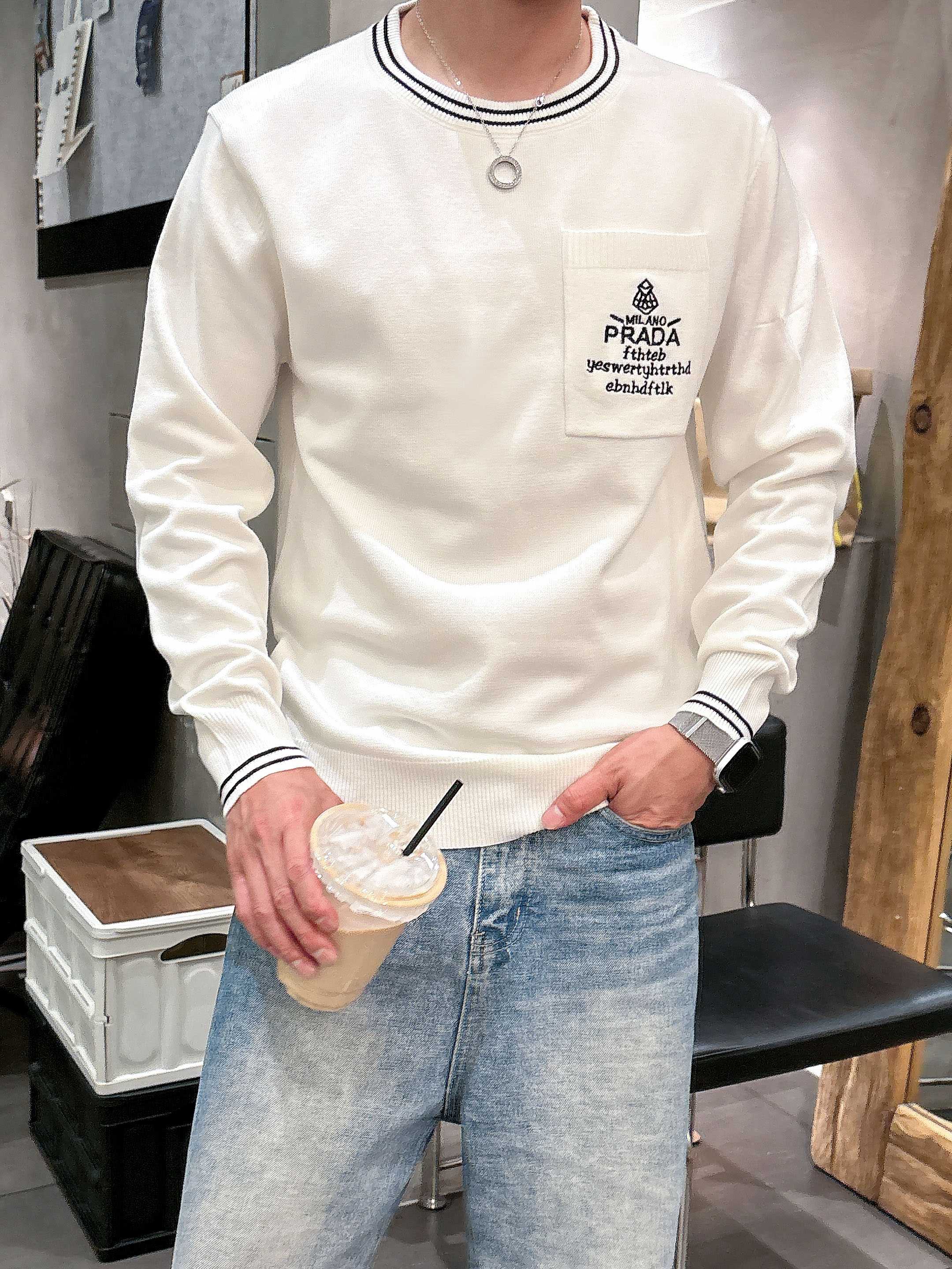 · 普拉达Prada 2025官网秋冬季最新款圆领毛衣，专柜同步在售爆款！特供羊毛混纺面料.手感舒适.可