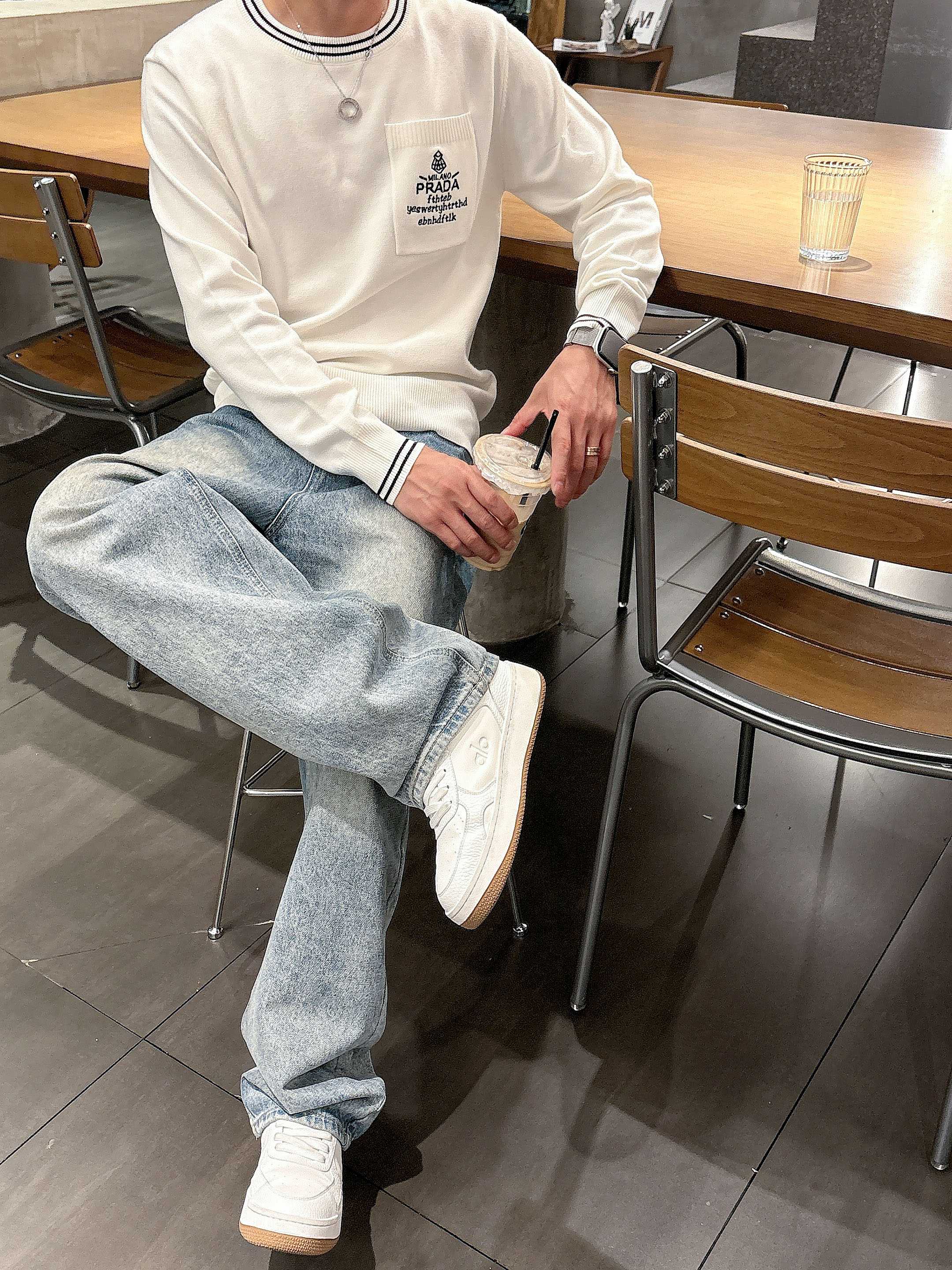 · 普拉达Prada 2025官网秋冬季最新款圆领毛衣，专柜同步在售爆款！特供羊毛混纺面料.手感舒适.可