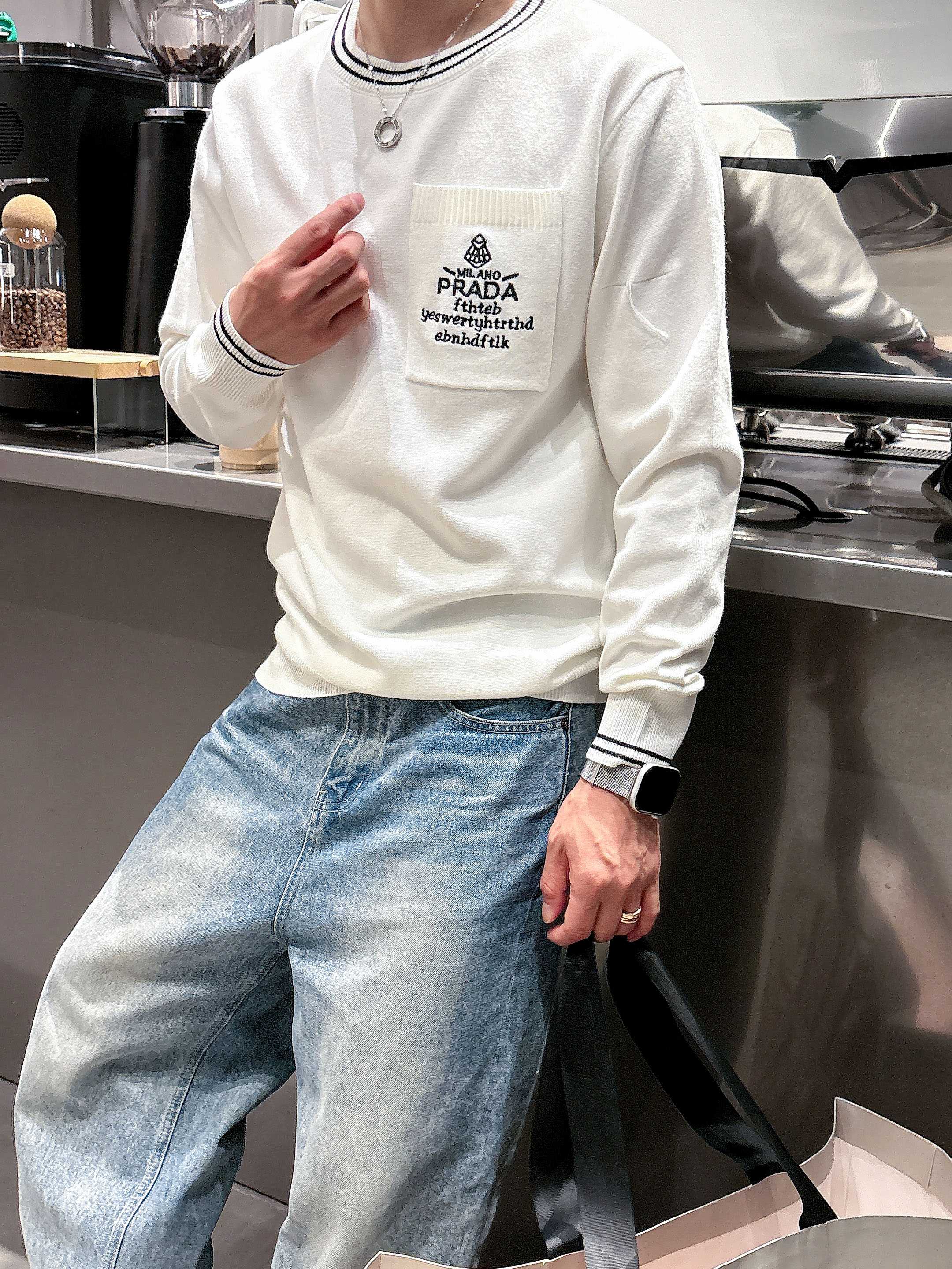 · 普拉达Prada 2025官网秋冬季最新款圆领毛衣，专柜同步在售爆款！特供羊毛混纺面料.手感舒适.可