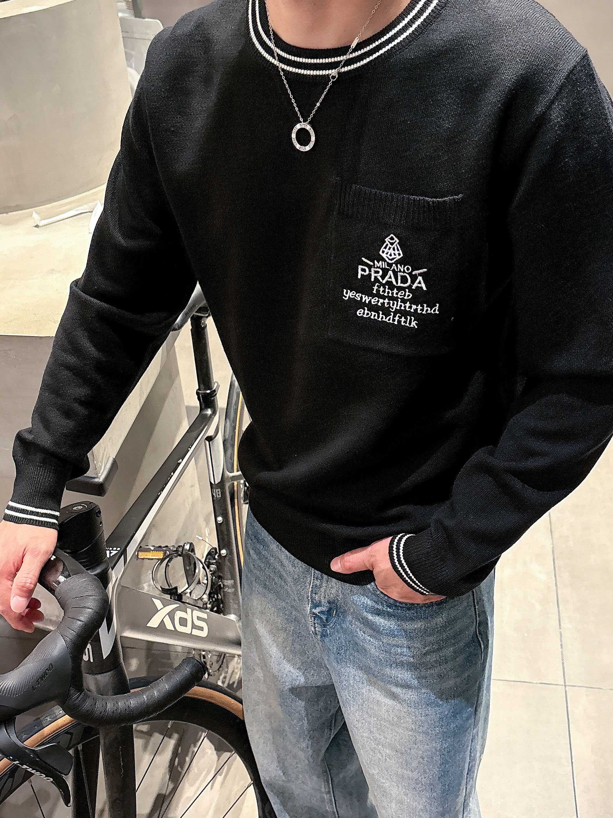 · 普拉达Prada 2025官网秋冬季最新款圆领毛衣，专柜同步在售爆款！特供羊毛混纺面料.手感舒适.可