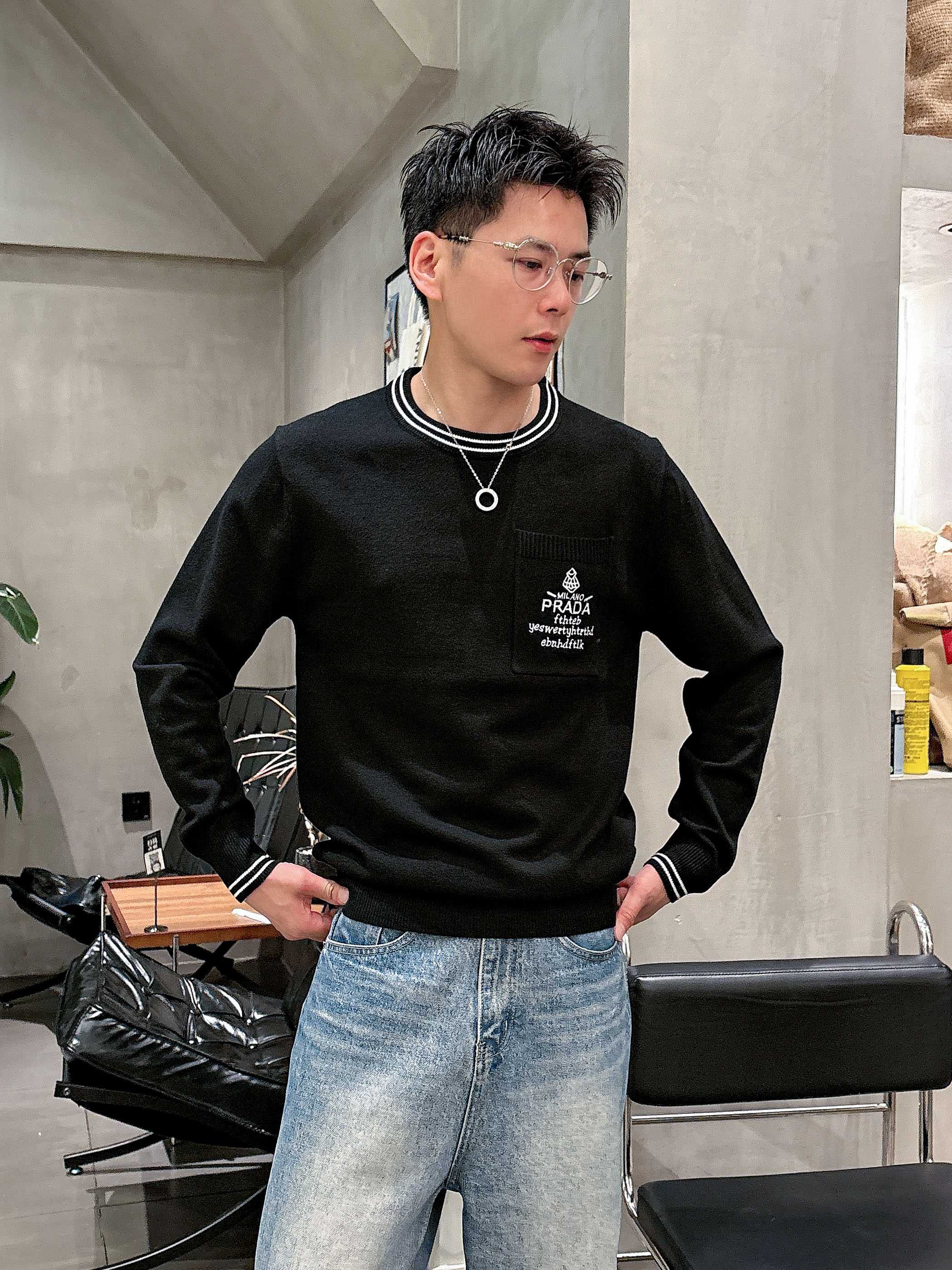 · 普拉达Prada 2025官网秋冬季最新款圆领毛衣，专柜同步在售爆款！特供羊毛混纺面料.手感舒适.可